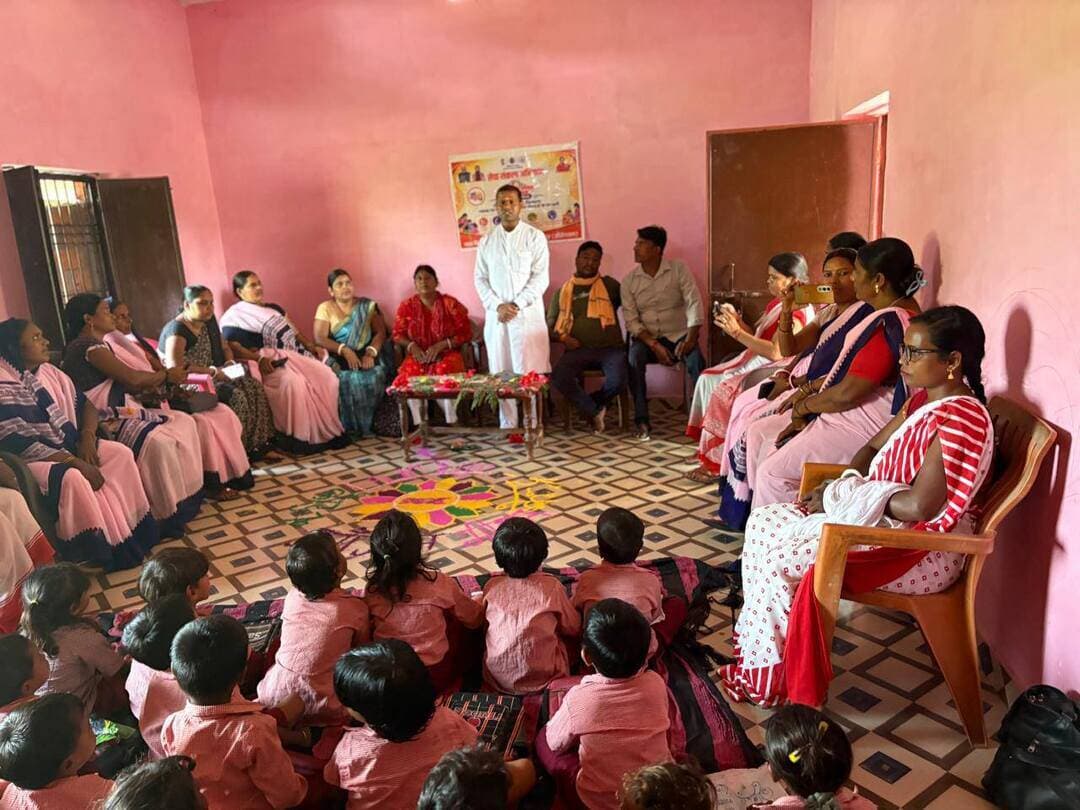 मिरगंज गांव में आंगन मिलन कार्यक्रम के तहत सेवा संकल्प अभियान आयोजित
औरंगाबाद जिला के रफीगंज विधानसभा क्षेत्र के मदनपुर प्रखंड अंतर्गत वार मंडल के पिरथू पंचायत के ग्राम मिरगंज में आंगन मिलन कार्यक्रम के माध्यम से सेवा संकल्प अभियान के तहत जनसंपर्क एवं संवाद कार्यक्रम आयोजित किया गया।
इस अवसर पर स्थानीय नागरिकों एवं कार्यकर्ताओं से आत्मीय मुलाकात कर क्षेत्र के विकास, जनसेवा और संगठनात्मक गतिविधियों से जुड़े विषयों पर विस्तृत चर्चा हुई। समाज के अंतिम व्यक्ति तक सेवा एवं जनकल्याण की भावना को पहुंचाने का संकल्प लिया गया।
कार्यक्रम में मुख्य अतिथि के रूप में वार भाजपा मंडल अध्यक्ष सह बीस सूत्री सदस्य मदनपुर, मंडल मंत्री संदीप कुमार गुप्ता, बूथ अध्यक्ष संजय कुमार गुप्ता, सुपरवाइजर वंदना कुमारी, सेविका सुमित्रा देवी, श्रद्धा रानी, अभिभावक अशोक साव तथा आशा दीदी एवं जीविका दीदियों की भारी संख्या में उपस्थिति रही।
इस दौरान वक्ताओं ने कहा कि जनता से जुड़ाव, निरंतर संवाद और सेवा के माध्यम से संगठन को बूथ स्तर तक और अधिक मजबूत बनाया जाएगा।