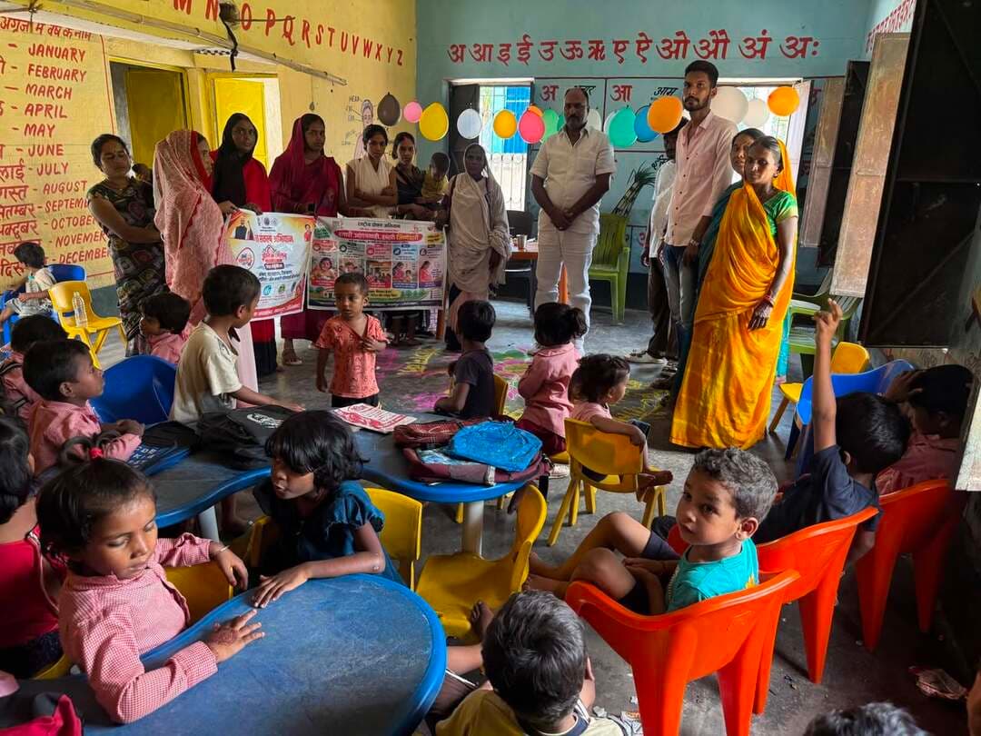 मदनपुर में आंगन मिलन कार्यक्रम के तहत सेवा संकल्प अभियान, जनसंपर्क व संवाद कार्यक्रम आयोजित
औरंगाबाद जिले के मदनपुर प्रखंड अंतर्गत वार मंडल की पिपरौरा पंचायत के ग्राम उचौली में आंगन मिलन कार्यक्रम के माध्यम से सेवा संकल्प अभियान के तहत जनसंपर्क एवं संवाद कार्यक्रम का आयोजन किया गया।
कार्यक्रम में मुख्य अतिथि के रूप में वरिष्ठ भाजपा नेता, पूर्व मंडल अध्यक्ष सह बीस सूत्री सदस्य मदनपुर अरुण कुमार सिंह, भाजपा युवा नेता गौरव कुमार सिंह उपस्थित रहे।इस अवसर पर स्थानीय नागरिकों एवं कार्यकर्ताओं से आत्मीय मुलाकात कर क्षेत्र के विकास, जनसेवा और संगठनात्मक गतिविधियों से जुड़े विषयों पर विस्तृत चर्चा की गई। साथ ही समाज के अंतिम व्यक्ति तक सेवा एवं जनकल्याण की भावना को पहुंचाने का संकल्प लिया गया।इस दौरान सहायिका रीना देवी, अभिभावक गण, आशा दीदी एवं जीविका दीदियों की भारी संख्या में उपस्थिति रही।कार्यक्रम में वक्ताओं ने कहा कि जनता से जुड़ाव, निरंतर संवाद और सेवा के माध्यम से संगठन को बूथ स्तर तक और अधिक मजबूत बनाया जाएगा।