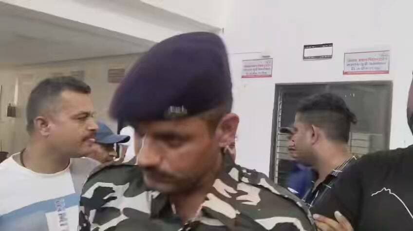 रीवा के रतहरा में 12 प्लॉट धारकों का रास्ते को लेकर विवाद, फौजी ने कलेक्टर से लगाई गुहार
रीवा के रतहरा में 12 प्लॉट धारकों ने 20 फीट रास्ता नहीं मिलने का आरोप लगाते हुए कलेक्टर नरेंद्र सिंह सूर्यवंशी से शिकायत की है। छुट्टी पर घर आए सेना के जवान ने भावुक होकर कहा, “सीमा पर देश की रक्षा करें या अपने प्लॉट के 20 फीट रास्ते के लिए लड़ें।” पीड़ितों का आरोप है कि प्लॉट बेचते समय 20 फीट रास्ता बताया गया था, लेकिन अब रास्ता देने से इनकार किया जा रहा है। पीड़ितों ने प्रशासन से हस्तक्षेप कर रास्ता दिलाने और प्लॉट विक्रेताओं पर कार्रवाई की मांग की है।