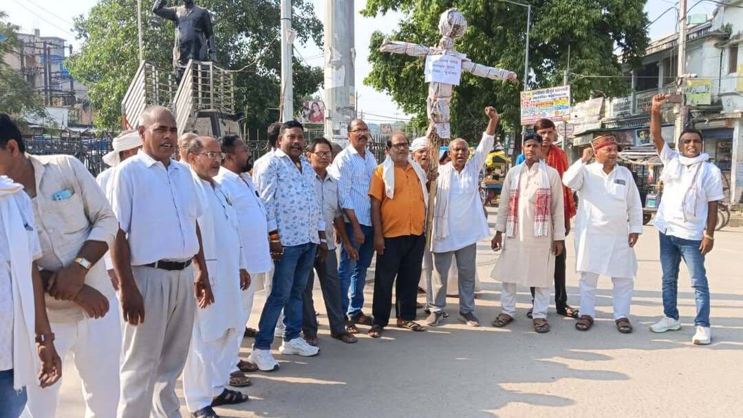 अश्लील गीत के विरोध में नाई महासभा ने फूंका गायक का पुतला, साइबर थाना में दर्ज कराया केस ..