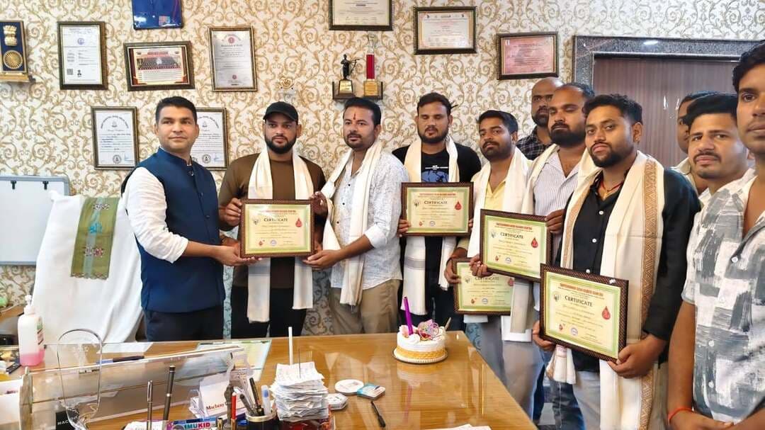 जन्मदिन पर मित्रों के साथ रक्तदान कर समाज को दिया सकारात्मक संदेश .. खबर कमेंट बॉक्स में