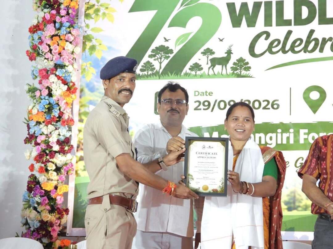 ମାଲକାନଗିରି ବନଖଣ୍ଡ ପକ୍ଷରୁ ସଂସ୍କୃତି ଭବନଠାରେ ୭୨ତମ ବନ୍ୟପ୍ରାଣୀ ସପ୍ତାହ–୨୦୨୬ ଅତି ଆଡ଼ମ୍ବର ଓ ଉତ୍ସାହର ସହିତ ପାଳିତ ହୋଇଯାଇଛି। ବନଖଣ୍ଡ ଅଧିକାରୀ ସାଇ କିରଣ ଡି ଏନ୍ ଙ୍କ ପ୍ରତ୍ୟେକ୍ଷ ତତ୍ତ୍ୱାବଧାନରେ ବନ୍ୟପ୍ରାଣୀ ସଂରକ୍ଷଣ, ଜୈବ ବିବିଧତା ସୁରକ୍ଷା ଏବଂ ମାନବ-ବନ୍ୟପ୍ରାଣୀ ସୁସ୍ଥ ସହାବସ୍ଥାନର ବାର୍ତ୍ତା ନେଇ ଆୟୋଜିତ ଏହି ସମାରୋହରେ ମୁଖ୍ୟ ଅତିଥି ଭାବେ ଜିଲ୍ଲା ପରିଷଦ ଅଧ୍ୟକ୍ଷା ସମାରୀ ତାଙ୍ଗୁଲୁ ଯୋଗ ଦେଇଥିବା ବେଳେ ଜିଲ୍ଲାପାଳ ପ୍ରଥମେଶ ଅରବିନ୍ଦ ରାଜଶିର୍କେ, ଆରକ୍ଷୀ ଅଧୀକ୍ଷକ ବିନୋଦ ପାଟିଲ, ସାଂସଦଙ୍କ ପ୍ରତିନିଧି ସଞ୍ଜୟ ସରକାର, ଜିଲ୍ଲା ମୁଖ୍ୟ ଚିକିତ୍ସା ଅଧିକାରୀ ପ୍ରମୁଖ ସମ୍ମାନିତ ଅତିଥି ଭାବେ ଯୋଗଦେଇଥିଲେ।