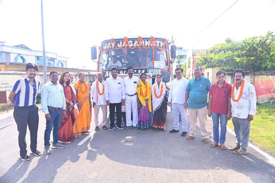 *ବରିଷ୍ଠ ନାଗରିକ ତୀର୍ଥଯାତ୍ରା ଯୋଜନାରେ ଅଯୋଧ୍ୟା-ବାରାଣସୀ ଗସ୍ତ: ଜିଲ୍ଲା ପରିଷଦ ଅଧ୍ୟକ୍ଷା ସବୁଜ ପତାକା ଦେଖାଇ କଲେ ଶୁଭାରମ୍ଭ*