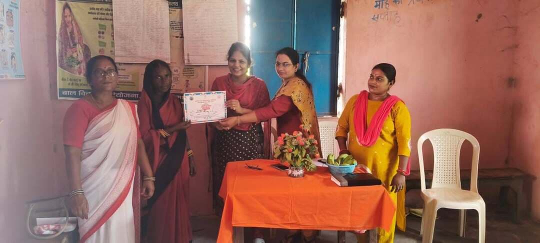 *प्रेस विज्ञप्ति*
समाहरणालय, मधेपुरा
जिला जनसंपर्क कार्यालय
दिनांक : 29 सितंबर 2026
*सेवा संकल्प अभियान के तहत जिले के आंगनबाड़ी केंद्रों पर आयोजित हुआ ‘आंगन मिलन’ कार्यक्रम*
*बच्चों के पोषण, स्वास्थ्य, टीकाकरण एवं प्रारंभिक शिक्षा को लेकर अभिभावकों को किया गया जागरूक*
— *लाभुकों ने साझा किए बदलाव के अनुभव*
मधेपुरा। सेवा संकल्प अभियान के अंतर्गत आईसीडीएस, मधेपुरा द्वारा जिले के सभी आंगनबाड़ी केंद्रों पर ‘आंगन मिलन’ कार्यक्रम का आयोजन किया गया। कार्यक्रम का उद्देश्य बच्चों, अभिभावकों एवं समुदाय को पोषण, स्वास्थ्य, टीकाकरण, पूर्व-प्राथमिक शिक्षा तथा महिला एवं बाल कल्याण से संबंधित सेवाओं एवं योजनाओं से जोड़ते हुए आंगनबाड़ी केंद्रों को जनभागीदारी एवं जागरूकता का प्रभावी मंच बनाना रहा।
कार्यक्रम के दौरान आंगनबाड़ी सेविकाओं द्वारा स्कूल पूर्व शिक्षा प्राप्त कर रहे बच्चों का आत्मीय स्वागत किया गया। बच्चों के माता-पिता एवं अभिभावकों को आमंत्रित कर बच्चों के पोषण, स्वास्थ्य, स्वच्छता, टीकाकरण एवं समग्र विकास से संबंधित महत्वपूर्ण जानकारी दी गई। लाभुक माताओं द्वारा विभिन्न योजनाओं एवं सेवाओं से अपने जीवन में आए सकारात्मक बदलावों के अनुभव भी साझा किए गए।
इस अवसर पर आंगनबाड़ी सेविका-सहायिका एवं आशा कार्यकर्ताओं को सम्मानित किया गया। एएनएम एवं आशा कार्यकर्ताओं के सहयोग से स्थानीय एवं सरल बोलचाल की भाषा में पोषण, स्वास्थ्य, टीकाकरण तथा महिला एवं बाल कल्याण योजनाओं के संबंध में अभिभावकों एवं समुदाय को जागरूक किया गया।
*रुपौली पंचायत में जिला प्रोग्राम पदाधिकारी ने लिया भाग*
इसी क्रम में बाल विकास परियोजना, सिंहेश्वर अंतर्गत रुपौली पंचायत के वार्ड नंबर-1 में आयोजित आंगन मिलन कार्यक्रम में जिला प्रोग्राम पदाधिकारी सीमा कुमारी ने भाग लिया। इस अवसर पर उन्होंने सेविका, सहायिका एवं आशा कार्यकर्ता को सम्मान-पत्र तथा उपस्थित लाभुकों के बीच आभार-पत्र वितरित किया।
कार्यक्रम को संबोधित करते हुए जिला प्रोग्राम पदाधिकारी सीमा कुमारी ने कहा कि “आंगन मिलन केवल एक बैठक नहीं, बल्कि बच्चों एवं परिवारों के बेहतर स्वास्थ्य, पोषण और समग्र विकास के लिए सामूहिक प्रयास का अवसर है।” उन्होंने कहा कि बच्चे देश का भविष्य हैं। स्वस्थ, सुपोषित एवं संस्कारवान बच्चों के निर्माण से ही स्वस्थ एवं सशक्त समाज का निर्माण संभव है। इसी उद्देश्य से समेकित बाल विकास सेवाओं के माध्यम से बच्चों, गर्भवती महिलाओं एवं धात्री माताओं के लिए विभिन्न सेवाएं आंगनबाड़ी केंद्रों के माध्यम से उपलब्ध कराई जा रही हैं।
बाल विकास परियोजना पदाधिकारी चंद्रकला कुमारी ने कहा कि आंगनबाड़ी केंद्र बच्चों के जीवन की पहली पाठशाला है, जहां उन्हें खेल-खेल में सीखने, बोलने, समझने तथा सामाजिक व्यवहार विकसित करने का अवसर मिलता है।
जिला समन्वयक अंशु कुमारी ने बताया कि निदेशालय द्वारा उपलब्ध कराए गए लिंक पर जिले के सभी आंगनबाड़ी केंद्रों में आयोजित आंगन मिलन कार्यक्रम की गतिविधियों को अपलोड किया जा रहा है।
कार्यक्रम में लैंगिक विशेषज्ञ राजेश कुमार, महिला पर्यवेक्षिका सोनी भारती, सेविका विभा देवी, आशा कार्यकर्ता रिंकू देवी सहित बड़ी संख्या में लाभुक एवं स्थानीय समुदाय के लोग उपस्थित रहे।
*जनहित में उपयोगी संदेश*
*बच्चों के बेहतर पोषण, स्वास्थ्य एवं प्रारंभिक शिक्षा के लिए अपने निकटतम आंगनबाड़ी केंद्र से जुड़ें और उपलब्ध सेवाओं एवं योजनाओं का लाभ उठाएं।*
Information & Public Relations Department, Government of Bihar