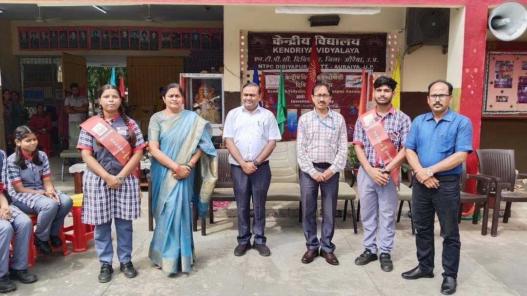 🎓 केन्द्रीय विद्यालय एनटीपीसी दिबियापुर में छात्रपरिषद अलंकरण समारोह का भव्य आयोजन
केन्द्रीय विद्यालय एनटीपीसी दिबियापुर में छात्र नेतृत्व, अनुशासन, उत्तरदायित्व एवं लोकतांत्रिक मूल्यों को सुदृढ़ करने के उद्देश्य से छात्रपरिषद अलंकरण समारोह का गरिमामय आयोजन किया गया।
समारोह में विद्यालय के चारों सदनों—शिवाजी सदन, टैगोर सदन, रमन सदन एवं अशोक सदन—के छात्र-छात्राओं को विभिन्न दायित्वों के लिए बैज एवं सैश प्रदान कर सम्मानित किया गया।
कार्यक्रम के मुख्य अतिथि श्री विजय कुमार (एजीएम, मानव संसाधन, एनटीपीसी दिबियापुर) एवं विशिष्ट अतिथि श्री आलोक अधिकारी (वरिष्ठ प्रबंधक, एनटीपीसी दिबियापुर) रहे। कार्यक्रम की अध्यक्षता विद्यालय की प्रधानाचार्या श्रीमती गीता जी ने की।
नव-निर्वाचित छात्र प्रतिनिधियों ने अपने दायित्वों के प्रति निष्ठा, अनुशासन एवं विद्यालय के गौरव को बनाए रखने की शपथ ली। इस अवसर पर विद्यालय कप्तान छात्र हर्षित कुमार (कक्षा 12) एवं विद्यालय कप्तान छात्रा नैस्या (कक्षा 12) सहित अन्य छात्र प्रतिनिधियों को उनके पदों के अनुरूप अलंकृत किया गया।
मुख्य अतिथि श्री विजय कुमार ने अपने प्रेरणादायी संबोधन में कहा कि छात्रपरिषद का पद केवल सम्मान नहीं, बल्कि कर्तव्य, अनुशासन, नेतृत्व एवं सेवा-भाव का दायित्व है। वहीं विशिष्ट अतिथि श्री आलोक अधिकारी ने विद्यार्थियों को नेतृत्व क्षमता विकसित करने, टीम भावना के साथ कार्य करने तथा प्रत्येक जिम्मेदारी को ईमानदारी एवं समर्पण से निभाने का संदेश दिया।
विद्यालय की प्रधानाचार्या श्रीमती गीता जी ने नव-निर्वाचित छात्र-छात्राओं को शुभकामनाएं देते हुए कहा कि छात्र नेतृत्व आत्मविश्वास, निर्णय क्षमता, सहयोग एवं उत्तरदायित्व की भावना विकसित करने का महत्वपूर्ण माध्यम है।
कार्यक्रम के सफल आयोजन में कार्यक्रम प्रभारी श्री अरुण यादव का महत्वपूर्ण योगदान रहा। समारोह का प्रभावी एवं सुसंगत संचालन सुश्री मोनिका चौधरी ने किया, जबकि अंत में वरिष्ठ शिक्षक श्री उदय राज ने धन्यवाद ज्ञापित किया।
इस अवसर पर श्री रजनीश शर्मा, श्रीमती मधुलिका श्रीवास्तव, श्री राजकुमार रोहेला, डॉ. शैलेन्द्र सिंह कुशवाह, डॉ. अनुपमा वृथौलिया, श्री नीरज कुमार मिश्रा, श्रीमती रश्मि राजौरा, श्रीमती अलका, सुश्री दामिनी पाराशर, श्री बशीरुल्लाह, श्री भौम दत्त, श्री नीरज यादव, श्रीमती शिल्पा सक्सेना, श्रीमती प्रतिभा शाक्य, श्री गज सिंह एवं श्रीमती स्मृति शुक्ला सहित समस्त शिक्षक एवं छात्र-छात्राएं उपस्थित रहे।
📖 नेतृत्व, अनुशासन और जिम्मेदारी की भावना से सशक्त होते विद्यार्थियों का यह समारोह विद्यालय के लिए यादगार बन गया।
#DibiyapurTheLegend #KVNTPCDibiyapur #NTPCDibiyapur #StudentCouncil #Auraiya #Dibiyapur #SchoolNews #Leadership #EducationNews