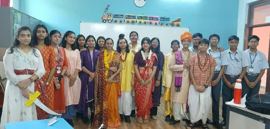 📚🇮🇳 गेल डीएवी पब्लिक स्कूल में हिंदी पखवाड़ा समारोह का भव्य समापन 🇮🇳📚
दिबियापुर। गेल डीएवी पब्लिक स्कूल, गेल गाँव में हिंदी विभाग द्वारा आयोजित हिंदी पखवाड़ा (14 से 29 सितंबर) का समापन समारोह विद्यालय की प्रधानाचार्या श्रीमती प्रियंका गौर के कुशल निर्देशन में हर्षोल्लास एवं गरिमामय वातावरण में संपन्न हुआ।
हिंदी पखवाड़ा के अंतर्गत गेल इंडिया के राजभाषा विभाग द्वारा भी विद्यार्थियों के लिए विभिन्न रचनात्मक गतिविधियों एवं प्रतियोगिताओं का आयोजन किया गया। नन्हे-मुन्ने विद्यार्थियों ने भी पूरे उत्साह के साथ दोहा-चौपाई गायन, हिंदी कविता पाठ, सुलेख प्रतियोगिता सहित अनेक गतिविधियों में प्रतिभाग कर अपनी प्रतिभा का उत्कृष्ट प्रदर्शन किया।
कार्यक्रम का शुभारंभ विशेष प्रार्थना सभा से हुआ। इस दौरान विद्यार्थियों ने राम-लक्ष्मण-परशुराम संवाद, ‘धरती की पुकार’ नाट्य प्रस्तुति, दोहा गायन, कहानी वाचन, ई-पत्रिका प्रस्तुति, हिंदी के प्रमुख साहित्यकारों के वीडियो संकलन तथा लोकगीतों की मनमोहक प्रस्तुतियों से सभी का मन मोह लिया।
इस अवसर पर विद्यालय की प्रधानाचार्या श्रीमती प्रियंका गौर ने अपने संबोधन में कहा कि—
"हिंदी हमारी संस्कृति, संवेदना और गौरव की पहचान है। हमें हिंदी को अपने जीवन-मूल्यों से जोड़कर अपनाना चाहिए।"
हिंदी पखवाड़ा के दौरान आयोजित विविध गतिविधियों ने विद्यार्थियों में हिंदी भाषा के प्रति प्रेम, सृजनात्मकता, अभिव्यक्ति-कौशल तथा आत्मविश्वास को बढ़ावा दिया। साथ ही हिंदी के प्रति सम्मान और गौरव की भावना को और अधिक सुदृढ़ किया।
👏 गेल डीएवी परिवार एवं सभी प्रतिभागी विद्यार्थियों को हिंदी पखवाड़ा की सफल एवं प्रेरणादायी आयोजन हेतु हार्दिक बधाई।
#GAILDAVPublicSchool #HindiPakhwada #HindiDiwas #PriyankaGaur #GAILIndia