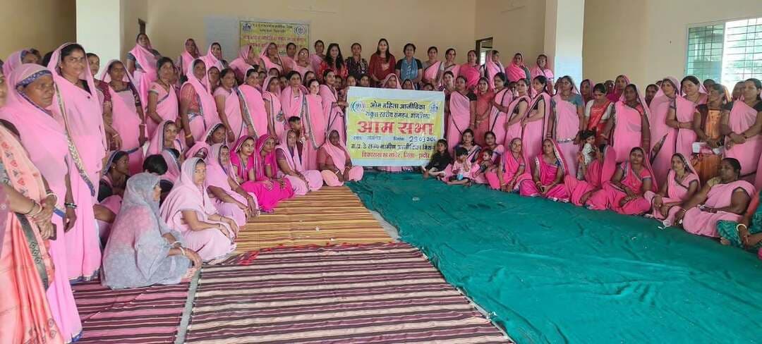 *सेवा संकल्प अभियान के तहत ग्रामीण आजीविका मिशन संकुल स्तरीय संगठनों की साधारण सभाओं का आयोजन*
----
*16 संकुल संगठनों में साधारण सभा का आयोजन, वित्तीय पारदर्शिता से लेकर लखपति दीदी एवं महिला स्वास्थ्य पर विशेष फोकस**
इंदौर, 29 सितम्बर 2026
इंदौर जिले में राज्य ग्रामीण आजीविका मिशन के अंतर्गत गठित संकुल स्तरीय संगठनों (CLF) की साधारण सभाओं का आयोजन ‘सेवा संकल्प अभियान’ के तहत किया जा रहा है। जिला कलेक्टर श्री शिवम वर्मा के मार्गदर्शन एवं मुख्य कार्यपालन अधिकारी, जिला पंचायत श्री हिमांशु प्रजापति के निर्देशन में जिले में गठित 19 संकुल स्तरीय संगठनों में से अब तक 16 CLF द्वारा साधारण सभा का आयोजन किया जा चुका है।
साधारण सभा का उद्देश्य स्वयं सहायता समूहों एवं संकुल स्तरीय संगठनों में पारदर्शिता, वित्तीय अनुशासन, जवाबदेही एवं आजीविका गतिविधियों को सशक्त बनाना है। सभा में स्वयं सहायता समूहों/परिसंघों के वर्षभर के आय-व्यय का विस्तृत लेखा-जोखा सदस्यों के समक्ष प्रस्तुत किया जा रहा है। साथ ही समूहों एवं सामुदायिक संस्थाओं द्वारा दिए गए ऋण एवं उसके पुनर्भुगतान की स्थिति की भी समीक्षा की जा रही है।
*लखपति दीदी की कार्ययोजना पर विशेष जोर*
साधारण सभा में **लखपति दीदी** के अंतर्गत संचालित आयवर्धक गतिविधियों की समीक्षा करते हुए महिलाओं की आय बढ़ाने के लिए आगामी कार्ययोजना तैयार की जा रही है। कृषि, पशुपालन, खाद्य प्रसंस्करण, लघु उद्योग एवं अन्य स्थानीय आजीविका गतिविधियों के माध्यम से महिलाओं को स्थायी आय के अवसरों से जोड़ने पर विशेष ध्यान दिया जा रहा है।
*उद्यम पंजीयन एवं महिला स्वास्थ्य पर भी फोकस*
महिला समूहों एवं उद्यमियों को औपचारिक व्यवसाय से जोड़ने के उद्देश्य से **उद्यम/उद्योग आधार पंजीयन** संबंधी जानकारी एवं सहयोग उपलब्ध कराया जा रहा है। वहीं ‘सेवा संकल्प अभियान’ के अंतर्गत साधारण सभा में उपस्थित स्वयं सहायता समूह की महिला सदस्यों का **स्वास्थ्य परीक्षण** भी कराया जा रहा है।
महिलाओं को शासकीय योजनाओं से अधिक से अधिक लाभान्वित करने के उद्देश्य से उपरोक्त साधारण सभा में विभिन्न विभागों के शासकीय अधिकारियों सहित जनप्रतिनिधियों द्वारा भी प्रतिभाग किया जाकर उपस्थित समूह की महिलाओं को मार्गदर्शीत किया जा रहा है जिससे वह समूह के साथ-साथ शासन की विभिन्न योजनाओं का लाभ लेकर लाभान्वित हो सके
#JansamparkMP #indore #इंदौर #SevaSankalpAbhiyan #LakhpatiDidi
CM Madhya Pradesh
Jansampark Madhya Pradesh
Department Of Women Child Development, Madhya Pradesh