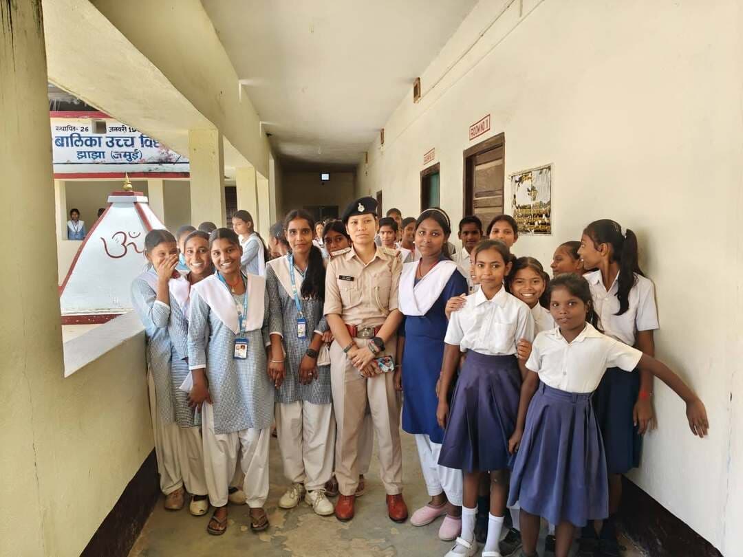 जमुई: पुलिस दीदी टीम ने विभिन्न विद्यालय व चौक- चौराहों पर जाकर छात्र- छात्राओं को सुरक्षा के प्रति किया जागरूक, साइबर फ्रॉड और अपराध से जुड़े तथ्यों की दी जानकारी #jamuiPolice #studentlife #students