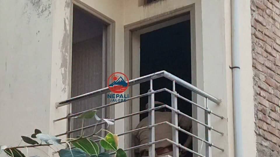 भवानी कॉम्प्लेक्स में एएनटीएफ का छापा, एमडी-स्मैक और गांजा बरामद : जालोर में पुराना बस स्टैंड के पास भवानी कॉम्प्लेक्स के रहवासी मकान में मंगलवार को एएनटीएफ ने दबिश देकर एमडी, स्मैक और गांजा बरामद किया। कार्रवाई के दौरान टीम ने सतीश नाम के संदिग्ध पेडलर को हिरासत में लिया और उससे पूछताछ शुरू की। मुखबिर की सूचना पर टीम ने मकान की तलाशी ली, जहां अलग-अलग प्रकार के मादक पदार्थ मिले।
एएनटीएफ टीम देर शाम तक मकान में तलाशी और कार्रवाई में जुटी रही। टीम बरामद मादक पदार्थों के स्रोत और सप्लाई नेटवर्क का पता लगाने में जुटी है, मामले में कानूनी कार्रवाई जारी है।