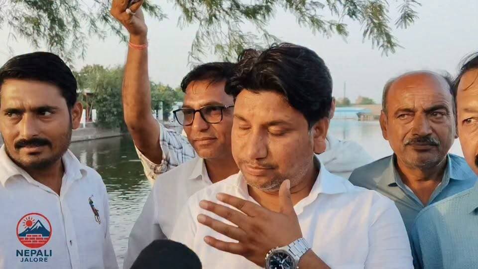 जालोर में सफाई को लेकर सड़कों पर उतरे सभापति बंशीलाल माली : सभापति बंशीलाल माली ने शहर का दौरा कर सफाई व्यवस्था का जायजा लिया और अधिकारियों को मौके पर ही आवश्यक दिशा-निर्देश दिए। उपसभापति मुमताज अली सैय्यद सहित पार्षद भी साथ रहे। सभापति व पार्षदों ने कहा कि शहर को साफ-सुथरा रखना हमारा मुख्य ध्येय है। सफाई व्यवस्था में लापरवाही बर्दाश्त नहीं होगी और आमजन से भी शहर को स्वच्छ रखने में सहयोग की अपील की।