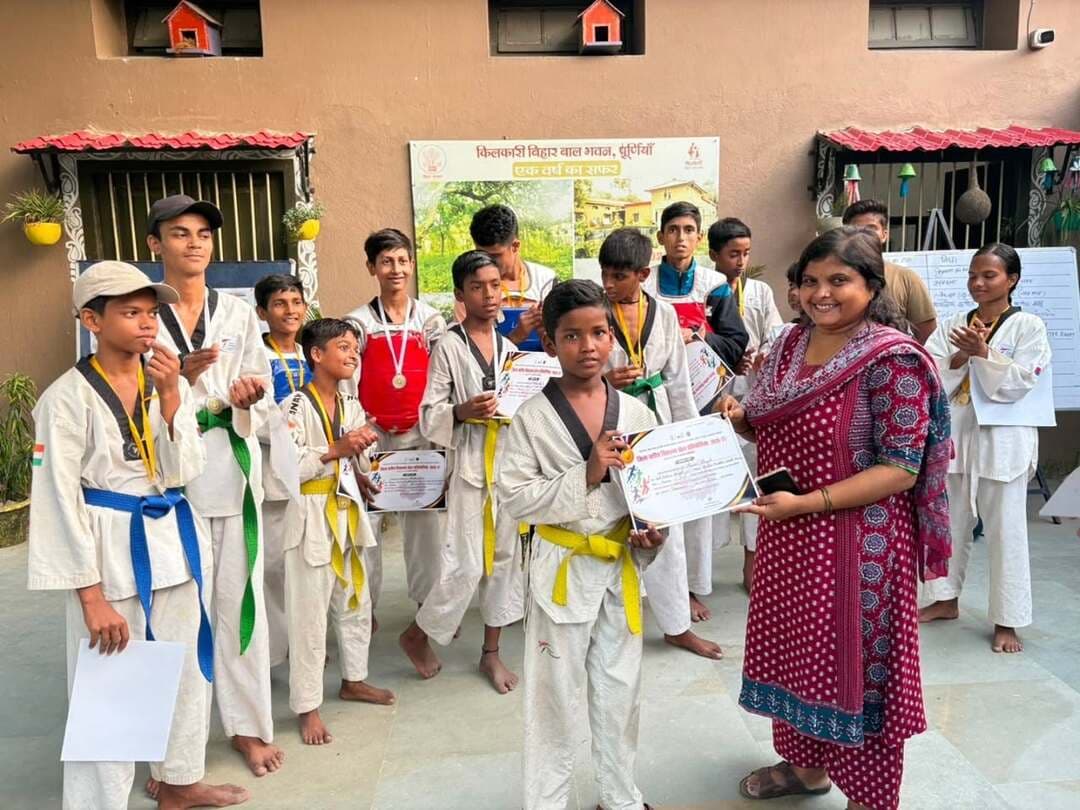 समाहरणालय पूर्णिया,
जनसंपर्क कार्यालय,
प्रेस विज्ञप्ति 1544,
दिनांक 29/9/2026,
==================
जिला स्तरीय खेल प्रतियोगिता में किलकारी बिहार बाल भवन के बच्चों का शानदार प्रदर्शन:-
ताइक्वांडो में 22 स्वर्ण व 6 रजत पदक, एथलेटिक्स में भी बच्चों ने लहराया परचम:-
पूर्णिया। जिला स्तरीय ताइक्वांडो खेल-कूद प्रतियोगिता 2026-27 में किलकारी बिहार बाल भवन, पूर्णिया के बच्चों ने शानदार प्रदर्शन करते हुए बड़ी संख्या में पदक अपने नाम किए।
प्रतियोगिता में किलकारी के बालक एवं बालिका प्रतिभागियों ने विभिन्न आयु एवं भार वर्गों में उत्कृष्ट प्रदर्शन करते हुए कुल 22 स्वर्ण पदक और 6 रजत पदक हासिल किए।
बच्चों के इस प्रदर्शन से किलकारी बिहार बाल भवन, पूर्णिया में खुशी का माहौल है।
14 वर्ष बालक वर्ग में स्वर्ण पदक प्राप्त करने वाले खिलाड़ियों में प्रेम कुमार (21-23 किग्रा), आर्यन आनंद (27-29 किग्रा), हर्ष कुमार शाह (29-32 किग्रा), यशवंत कुमार (32-35 किग्रा), राज कुमार झा (35-38 किग्रा), रित्विक कुमार (0-41 किग्रा) तथा प्रत्युष पराग (38-41 किग्रा) शामिल हैं।
17 वर्ष बालक वर्ग में जीवन कुमार (अंडर-35 किग्रा), आयुष राज (35-38 किग्रा), बाबुल कुमार (38-41 किग्रा), राहुल कुमार (41-45 किग्रा), किशन कुमार (45-48 किग्रा), सूरज सोरेन (48-51 किग्रा) तथा आयुष कुमार (51-55 किग्रा) ने स्वर्ण पदक प्राप्त किया।
वहीं 14 वर्ष बालक वर्ग में रजत पदक हासिल करने वाले खिलाड़ियों में अविनाश कुमार (29-32 किग्रा), अमन भगत (32-35 किग्रा) तथा नवीन कुमार (32-35 किग्रा) शामिल रहे। 17 वर्ष बालक वर्ग में प्रीतम कुमार (अंडर-35 किग्रा), जितेंद्र कुमार (35-38 किग्रा) तथा धर्म कुमार (38-41 किग्रा) ने भी रजत पदक अपने नाम किया।
17 वर्ष बालिका वर्ग में किलकारी की खिलाड़ियों ने भी शानदार प्रदर्शन किया। प्रिया वेश्रा (35-38 किग्रा), सृष्टि प्रिया (38-42 किग्रा), नूपुर श्री (42-44 किग्रा), खुशी मिश्रा (44-46 किग्रा), नाभ्या (46-49 किग्रा), आलिया (49-52 किग्रा) तथा दिशा दिनकर (55-59 किग्रा) ने स्वर्ण पदक प्राप्त किया। वहीं 14 वर्ष बालिका वर्ग में गुंजन कुमारी (0-38 किग्रा) ने स्वर्ण पदक हासिल किया।
एथलेटिक्स में भी शानदार प्रदर्शन
ताइक्वांडो के साथ-साथ किलकारी बिहार बाल भवन, पूर्णिया के बच्चों ने एथलेटिक्स प्रतियोगिता में भी अपनी प्रतिभा का शानदार प्रदर्शन किया। अंडर-17 वर्ग में नाभ्या ने गोला फेंक और चक्का फेंक में स्वर्ण पदक हासिल किया।
#cmsamrat
#samratchoudhary