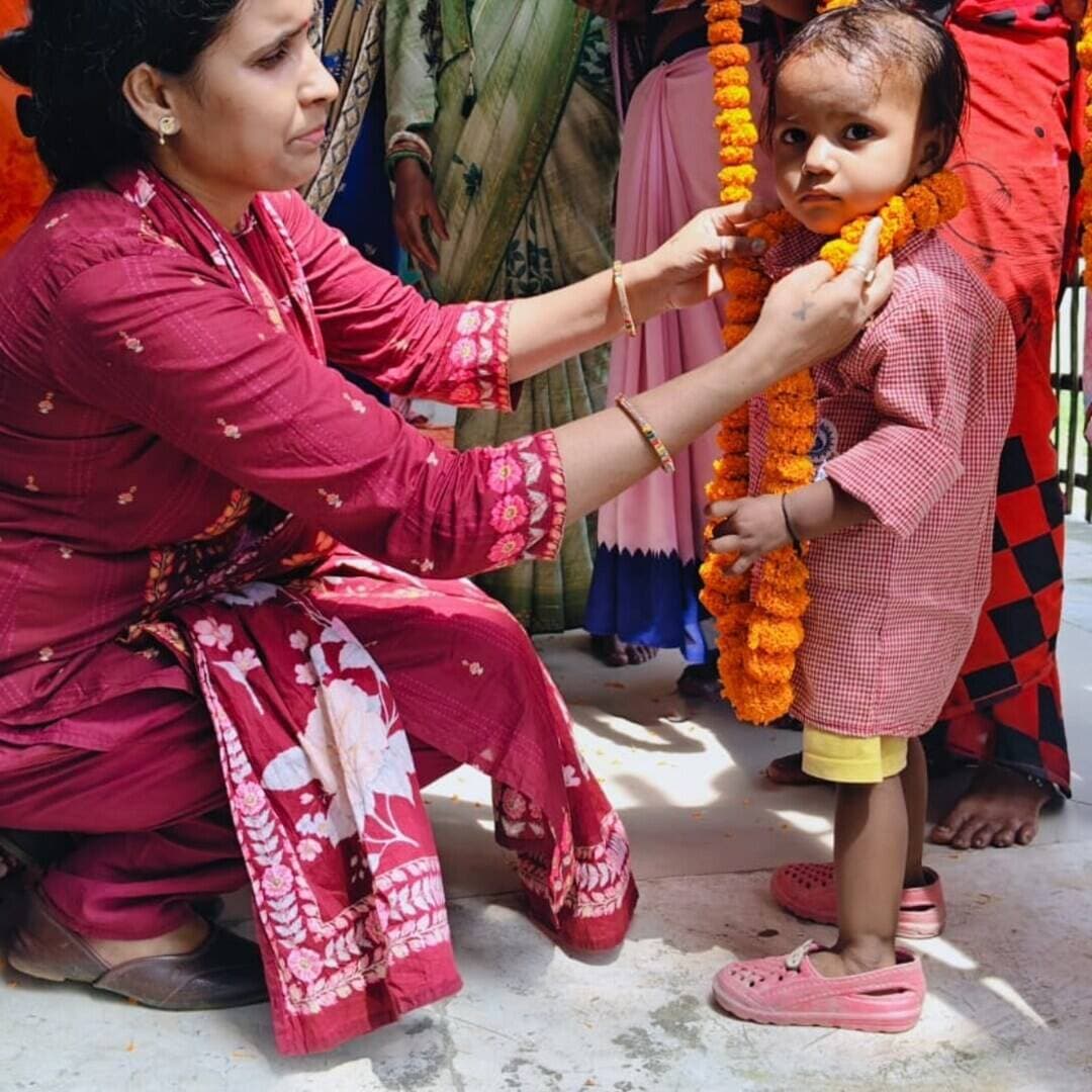 समाहरणालय पूर्णिया,
जनसंपर्क कार्यालय,
प्रेस विज्ञप्ति:-1540,
दिनांक: 29 सितंबर 2026,
==================
आंगन मिलन कार्यक्रम के माध्यम से पोषण एवं जन-जागरूकता का दिया गया संदेश:-
बाल विकास परियोजना अन्तर्गत जिला के सभी आंगनबाड़ी केंद्रों एवं कसबा प्रखंड अंतर्गत मंगलवार को ‘आंगन मिलन’ कार्यक्रम का सफल आयोजन किया गया।
इस कार्यक्रम का मुख्य उद्देश्य आंगनबाड़ी केंद्र और समुदाय के बीच बेहतर समन्वय स्थापित करना तथा गर्भवती महिलाओं, धात्री माताओं, बच्चों और ग्रामीणों को पोषण, स्वास्थ्य एवं स्वच्छता के प्रति जागरूक करना था।
कार्यक्रम के दौरान उपस्थित गर्भवती महिलाओं एवं धात्री माताओं को संतुलित एवं पौष्टिक आहार, आयरन
-फोलिक एसिड की गोलियों के नियमित सेवन, समय पर स्वास्थ्य जांच, सही स्तनपान तकनीक और शिशुओं के लिए ऊपरी आहार के महत्व की विस्तार से जानकारी दी गई।
बच्चों के सर्वांगीण विकास को ध्यान में रखते हुए प्रारंभिक बाल्यावस्था देखभाल और शिक्षा (ECCE) के तहत खेल-खेल में सीखने वाली गतिविधियां, बाल गीत, कहानियां एवं रचनात्मक खेल आयोजित किए गए।
इन गतिविधियों का उद्देश्य बच्चों में सीखने की क्षमता, रचनात्मकता और सामाजिक सहभागिता को बढ़ावा देना है।
कार्यक्रम में स्थानीय समुदाय के लोगों ने बढ़-चढ़कर भाग लिया। आंगनबाड़ी सेविकाओं ने उपस्थित सभी प्रतिभागियों को पोषण एवं स्वच्छता से जुड़े महत्वपूर्ण संदेश दिए और परिवार एवं समाज को माताओं एवं बच्चों के बेहतर स्वास्थ्य के लिए एकजुट होकर प्रयास करने की अपील की।
आयोजन के दौरान गतिविधियों और प्रतिभागियों की संख्या का विवरण दर्ज किया गया, साथ ही फोटो एवं वीडियो का संकलन भी किया गया। बाल विकास परियोजना कसबा की यह पहल समुदाय को आंगनबाड़ी से जोड़ने और 'स्वस्थ मां - स्वस्थ बच्चा' के संदेश को जन-जन तक पहुंचाने की दिशा में अत्यंत सराहनीय रही।
#cmsamrat
#samratchoudhary