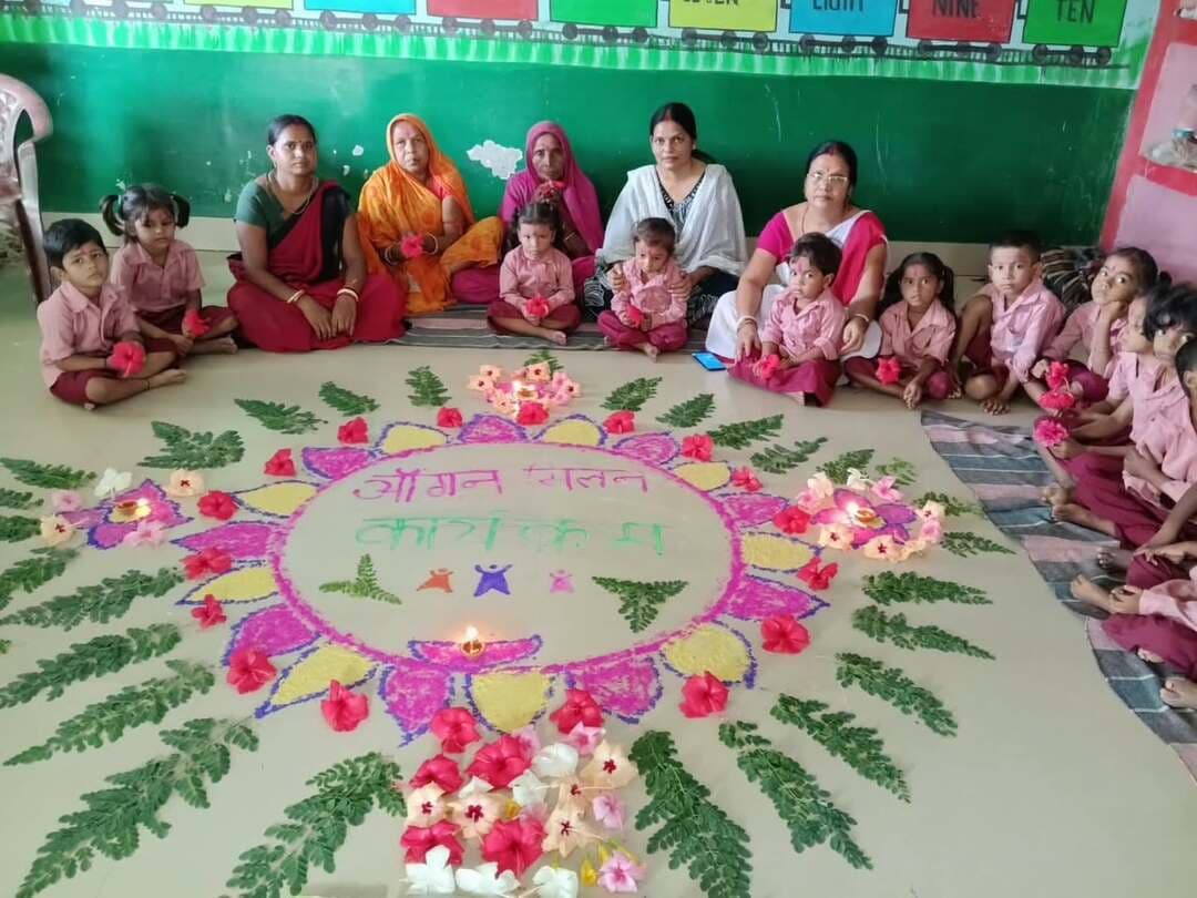 समाहरणालय पूर्णिया,
जनसंपर्क कार्यालय,
प्रेस विज्ञप्ति:-1539,
दिनांक 29/09/2026,
==================
श्री अंशुल कुमार भा0प्र0से0 जिला पदाधिकारी, पूर्णिया के निर्देश के आलोक में जिला प्रोग्राम पदाधिकारी, श्रीमती सुगंधा शर्मा के मार्गदर्शन में दिनांक 29.09.2026 से 01.10.2026 तक विशेष कार्यक्रम ‘‘आंगन का मिलन‘‘ का आयोजन जिले के सभी आँगनबाड़ी केन्द्रों पर विस्तृत कैलेन्डर (समय सहित गतिविधि) के आधार पर कराया जा रहा है।
गतिविधि कराने के पश्चात सभी केन्द्रों का संबंधित प्रतिवेदन/फोटोग्राफ/विडियो प्रतिदिन विभागीय लिंक http:/125.16.175.140:98/Account/Login पर अपलोड कराया जा रहा है। उक्त कार्यक्रम के महत्ता को देखते हुए पूर्णिया जिले के सभी आँगनबाड़ी केन्द्रों पर आज दिनांक 29 09 2026 को निर्धारित कैलेन्डर के अनुसार प्रातः 8 से 9.30 बजे तक बच्चों का स्वागत एवं माता-पिता/अभिभावकों का आमन्त्रण किया गया, 9.30 बजे से 10.30 बजे तक पहले लाभार्थी माताओं द्वारा अनुभव साझा करते हुए योजना में हुए बदलाव के अनुभव का साझा सभी आँगनबाड़ी सेविकाओं के द्वारा किया गया।
10.30 से 11.00 बजे पूर्वाह्न तक सम्मान एवं सार्वजनिक अभिनंदन समारोह गतिविधि के तहत सभी सेविका, सहायिका, लाभुकों एवं आशा दीदी का सम्मान सभी आंगनबाड़ी केन्द्र पर किया गया।
11.00 से 11.30 बजे पूर्वाह्न तक पोषण एवं स्वास्थ्य संवाद मातृ समूह/जीविका के साथ जनसंपर्क गतिविधि के तहत एन0एन0एम0 व आशा के सहयोग से पोषण, स्वास्थ्य, टीकाकरण एवं महिला / बाल कल्याण योजनाओं की सरल एवं स्थानीय बोल-चाल की भाषा में जानकारी सह संवाद सभी आँगनबाड़ी सेविकाओं के द्वारा किया गया।
11.30 से 12.00 बजे तक ई0सी0सी0ई0 गतिविधि के तहत केन्द्र पर उपस्थित बच्चों के बीच खेल, गीत, कहानी एवं बच्चों के द्वारा छोटी-छोटी प्रस्तुतियों का भी प्रदर्शन आँगनबाड़ी सेविकाओं के द्वारा केन्द्र पर किया गया।
#cmsamrat
#samratchoudhary