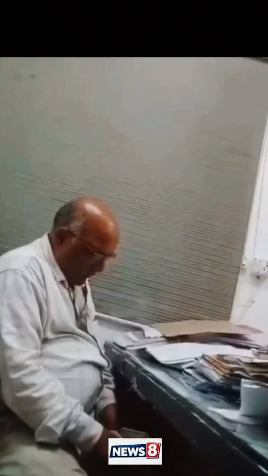 #Lucknow:- जेई साहब का कमीशन का आठ लाख रुपया लेना पड़ा भारी,,ठेकेदार ने वीडियो बनाकर सोशल मीडिया पर डाली,, जल्द ही रिटायर होने वाले है साहब,, #वायरल