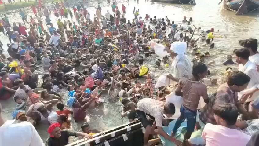 समस्तीपुर में राहत सामग्री के लिए मची मारामारी, पानी में उतरकर पैकेट लेने को मजबूर हुए बाढ़ पीड़ित...