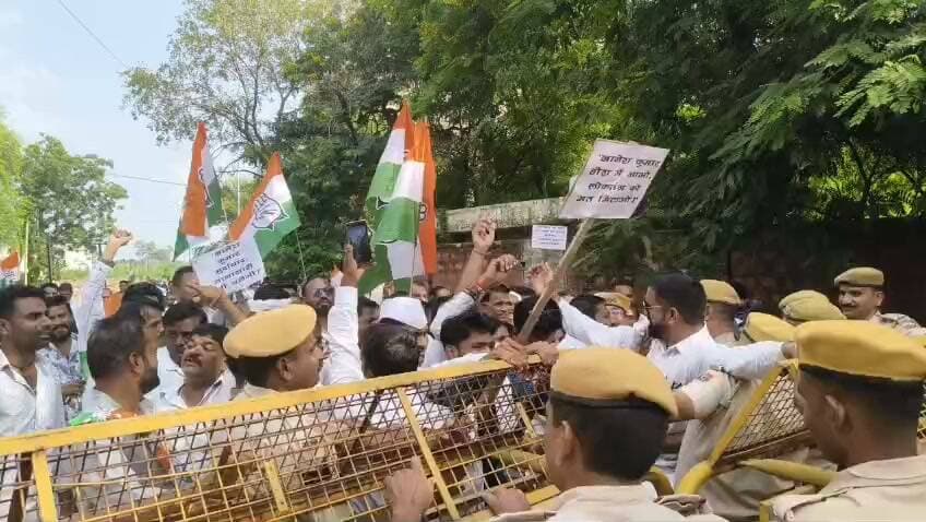तानाशाही नहीं चलेगी के लगे नारे.... बेरीकेट्स पर चढ़े युवक,
बारां में चुनाव आयोग के विरुद्ध जिला कलेक्टर कार्यालय पर कांग्रेस का विरोध प्रदर्शन, कांग्रेस जिलाध्यक्ष हंसराज मीणा, धर्मराज मेहरा, पूर्व विधायक पानाचन्द मेघवाल, निर्मला सहरिया और करण सिंह राठौड़ रहे मौजूद, अन्ता विधायक प्रमोद जैन भाया, बारां जिला प्रमुख उर्मिला जैन भाया प्रदर्शन से रहे नदारद।।
शहर कांग्रेस बारां भाजपा जिलाध्यक्ष बारां #बारांकांग्रेस #बारांकांग्रेसजिलाअध्यक्ष #चुनावआयोग