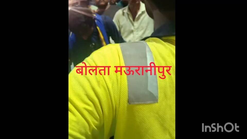 मऊरानीपुर मेला जलविहार में शराब पीकर हंगामा करने वाले को पता नहीं कि पुलिस चप्पे चप्पे पर है वो नहीं छोड़ेगी ऐसे ही एक नीले गमछा को डालकर हंगामा कर रहे युवक को पुलिस ने पकड़ा