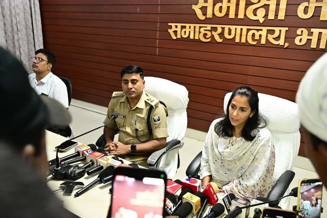 30 सितंबर से विक्रमशिला पुल पर आवागमन बंद होने के बाद वैकल्पिक यातायात एवं फेरी सेवा की व्यवस्था को लेकर जिलाधिकारी ने की प्रेस कॉन्फ्रेंस*
भागलपुर, दिनांक 29 सितंबर 2026:- 30 सितंबर से विक्रमशिला पुल पर आवागमन बंद होने के मद्देनजर आम लोगों की सुविधा एवं सुचारु आवागमन सुनिश्चित करने के लिए जिला प्रशासन द्वारा वैकल्पिक यातायात एवं फेरी सेवा की व्यवस्था की गई है। इसी क्रम में जिलाधिकारी श्रीमती अलंकृता पाण्डेय द्वारा समीक्षा भवन, भागलपुर में प्रेस कॉन्फ्रेंस आयोजित कर जलमार्गों पर यात्री एवं कार्गो आवागमन तथा वैकल्पिक यातायात व्यवस्था को लेकर जिला प्रशासन द्वारा की गई तैयारियों एवं व्यवस्थाओं की जानकारी दी गई।
जिलाधिकारी ने बताया कि यात्रियों को किसी भी प्रकार की असुविधा न हो तथा पर्याप्त क्षमता वाले एवं सुरक्षित वाहनों के माध्यम से अधिक से अधिक यात्रियों का जलमार्ग से आवागमन सुनिश्चित किया जा सके, इसके लिए प्रशासन द्वारा आवश्यक तैयारियाँ पूरी कर ली गई हैं।
जिलाधिकारी ने बताया कि बरारी घाट से पूर्व में संचालित फेरी सेवा को वर्तमान परिस्थितियों में संचालित करने की अनुमति नहीं दी गई है। बरारी घाट पर स्थायी सुधार (Permanent Restoration) का कार्य किया जाना है। इस दौरान बड़ी मशीनरी, क्रेन एवं अन्य निर्माण उपकरणों की मौजूदगी रहेगी। यात्रियों की सुरक्षा को ध्यान में रखते हुए उक्त घाट से फेरी सेवा का संचालन नहीं किया जाएगा।
यात्रियों के आवागमन के लिए बियाडा घाट से फेरी सेवा का संचालन किया जाएगा। यात्री बियाडा घाट से जलमार्ग के माध्यम से आवागमन कर सकेंगे। वहीं, सबौर स्थित बाबूपुर घाट से कार्गो का मूवमेंट किया जाएगा।
विक्रमशिला पुल पर आवागमन बंद होने के कारण आम लोगों की सुविधा के लिए वैकल्पिक यातायात व्यवस्था भी की गई है। यात्रियों को उनके गंतव्य तक पहुँचाने के लिए आवश्यकतानुसार वैकल्पिक मार्गों एवं परिवहन साधनों की व्यवस्था की जा रही है। संबंधित विभागों को निर्देशित किया गया है कि यातायात का सुचारु संचालन सुनिश्चित करते हुए यात्रियों को किसी प्रकार की परेशानी न हो। वैकल्पिक मार्गों पर यातायात नियंत्रण, वाहनों की आवाजाही तथा भीड़ प्रबंधन की लगातार निगरानी की जाएगी।
जिलाधिकारी ने बताया कि फेरी सेवा एवं कार्गो के लिए अलग-अलग घाट निर्धारित करने का उद्देश्य जलमार्ग पर यातायात एवं संचालन व्यवस्था को व्यवस्थित रखना है। कार्गो एवं फेरी सेवा को एक ही स्थान से संचालित किए जाने पर भीड़ एवं अव्यवस्था की स्थिति उत्पन्न हो सकती है, जिससे यात्रियों को असुविधा का सामना करना पड़ सकता है। इसी को ध्यान में रखते हुए दोनों के लिए अलग-अलग घाट निर्धारित किए गए हैं, ताकि यात्री एवं कार्गो आवागमन सुरक्षित एवं सुचारु रूप से संचालित हो सके।
उन्होंने बताया कि यात्रियों की सुविधा एवं सुरक्षा के लिए सभी संबंधित स्थानों पर पूर्व की भाँति आवश्यक व्यवस्थाएँ सुनिश्चित की जा रही हैं। इसके तहत मेडिकल कैंप, जीविका दीदी की रसोई, कंट्रोल रूम, प्रशासनिक प्रतिनिधि, आपदा मित्र एवं पुलिस बल सहित अन्य सुरक्षात्मक एवं सुविधा संबंधी व्यवस्थाएँ उपलब्ध रहेंगी।
वरीय पुलिस अधीक्षक श्री प्रमोद कुमार यादव के निर्देशन में यात्रियों की सुरक्षा एवं विधि-व्यवस्था से संबंधित आवश्यक पुलिस व्यवस्था भी सुनिश्चित की जा रही है। घाटों एवं वैकल्पिक यातायात मार्गों पर सुरक्षा व्यवस्था, भीड़ नियंत्रण तथा यात्रियों के सुचारु आवागमन के लिए पुलिस पदाधिकारियों एवं जवानों की आवश्यक प्रतिनियुक्ति की जाएगी तथा संबंधित विभागों के साथ समन्वय बनाए रखा जाएगा।
जिलाधिकारी ने कहा कि प्रशासनिक स्तर पर सभी आवश्यक तैयारियाँ पूरी कर ली गई हैं। यात्रियों की सुविधा को ध्यान में रखते हुए फेरी सेवा एवं वैकल्पिक यातायात व्यवस्था की लगातार निगरानी की जाएगी। प्रशासन का प्रयास रहेगा कि जलमार्ग एवं वैकल्पिक मार्गों से यात्रा करने वाले किसी भी यात्री को किसी प्रकार की परेशानी का सामना न करना पड़े तथा उन्हें सुरक्षित, सुगम एवं व्यवस्थित आवागमन की सुविधा उपलब्ध हो।
यात्रियों की सहायता एवं समस्याओं के त्वरित समाधान के लिए जिला इमरजेंसी कंट्रोल रूम को नियंत्रण कक्ष के रूप में कार्यरत रखा जाएगा।
जिला आपदा नियंत्रण कक्ष का टोल-फ्री नंबर: 0641-2402871 है। यात्रा के दौरान किसी प्रकार की समस्या होने, आवश्यक जानकारी प्राप्त करने, प्रश्न पूछने अथवा सुझाव देने के लिए यात्री जिला इमरजेंसी कंट्रोल रूम के नंबर पर संपर्क कर सकेंगे।
जिलाधिकारी ने कहा कि जिला प्रशासन एवं पुलिस प्रशासन द्वारा 30 सितंबर से विक्रमशिला पुल पर आवागमन बंद होने के बाद आम लोगों की सुविधा, जलमार्गों पर यात्री एवं कार्गो आवागमन तथा वैकल्पिक यातायात व्यवस्था को सुरक्षित एवं सुव्यवस्थित बनाए रखने के लिए सभी आवश्यक कदम उठाए जा रहे हैं। यात्रियों की सुरक्षा, सुविधा एवं सुचारु आवागमन सुनिश्चित करना प्रशासन की प्राथमिकता है।
जिला जन-सम्पर्क कार्यालय,
भागलपुर