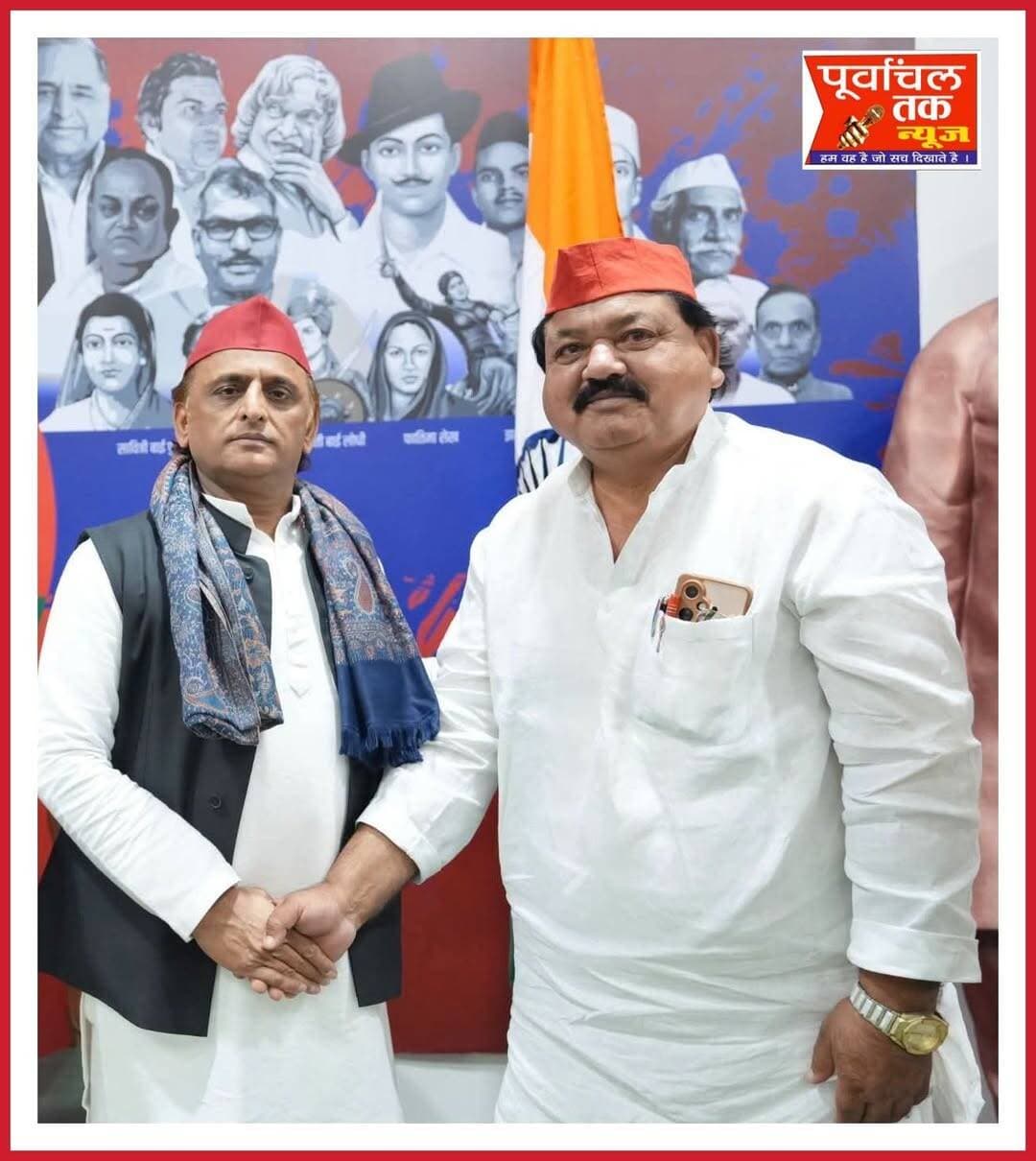 लखनऊ में अखिलेश यादव से मिले पूर्व जिला अध्यक्ष रामवृक्ष यादव, संत कबीर नगर की सियासत में चर्चाएं तेज
संत कबीर नगर। समाजवादी पार्टी के पूर्व जिला अध्यक्ष रामवृक्ष यादव ने लखनऊ में पार्टी के राष्ट्रीय अध्यक्ष एवं पूर्व मुख्यमंत्री अखिलेश यादव से मुलाकात की। मुलाकात के बाद संत कबीर नगर की स्थानीय राजनीति में चर्चाओं का दौर तेज हो गया है।
बताया जा रहा है कि जिले में पार्टी संगठन को लेकर हालिया बदलाव के बीच रामवृक्ष यादव की अखिलेश यादव से हुई मुलाकात को राजनीतिक रूप से महत्वपूर्ण माना जा रहा है। हालांकि, मुलाकात के दौरान किन विषयों पर विस्तृत चर्चा हुई और भविष्य में उन्हें कोई नई जिम्मेदारी मिलेगी या नहीं, इसकी आधिकारिक जानकारी सामने नहीं आई है।
राजनीतिक चर्चाओं में यह भी कहा जा रहा है कि पार्टी नेतृत्व संत कबीर नगर में संगठन को मजबूत करने के लिए रामवृक्ष यादव को कोई महत्वपूर्ण जिम्मेदारी दे सकता है। फिलहाल इसे लेकर अंतिम निर्णय की पुष्टि नहीं हुई है।
गौरतलब है कि रामवृक्ष यादव पूर्व में समाजवादी पार्टी के जिला अध्यक्ष रह चुके हैं और पार्टी संगठन में सक्रिय भूमिका निभाते रहे हैं। वर्ष 2025 में अखिलेश यादव के एक कार्यक्रम में भी रामवृक्ष यादव की मौजूदगी दर्ज की गई थी।
वहीं, समाजवादी पार्टी 2027 के विधानसभा चुनाव की तैयारियों में जुटी है। रामवृक्ष यादव पूर्व में पार्टी कार्यक्रमों में 2027 में सरकार बनाने का दावा भी कर चुके हैं।
अब लखनऊ में अखिलेश यादव से हुई इस मुलाकात के बाद संत कबीर नगर में सपा संगठन और रामवृक्ष यादव की आगामी भूमिका को लेकर राजनीतिक हलकों में अटकलें तेज हो गई हैं।
Akhilesh Yadav
Samajwadi Party
रामवृक्ष यादव पूर्व-जिलाध्यक्ष
<nis:link nis:type=tag nis:id=samajwadipartyofficial nis:value=samajwadipartyofficial nis:enabled=true nis:link/>
<nis:link nis:type=tag nis:id=akhileshyadav nis:value=AkhileshYadav nis:enabled=true nis:link/>