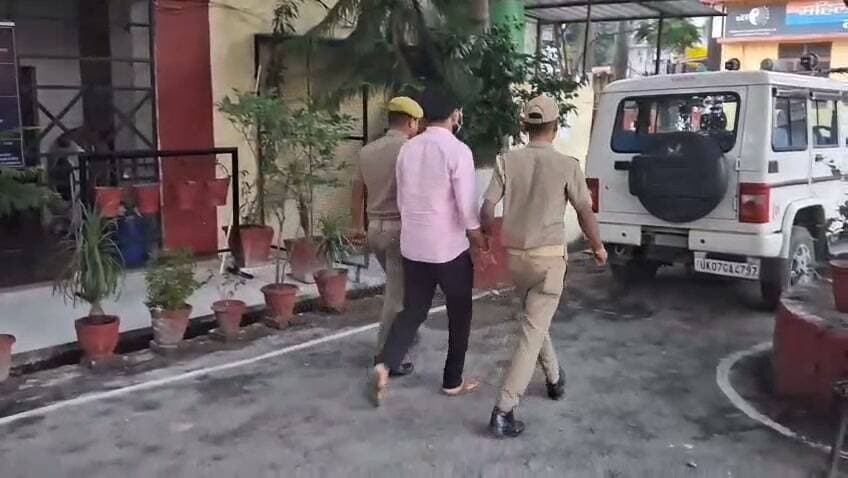 UTET परीक्षा में दूसरे अभ्यर्थी के स्थान पर परीक्षा दे रहा मुन्ना भाई गिरफ्तार।
पुलिस टीम की तत्परता से परीक्षा में प्रतिरूपण का मामला उजागर, आरोपी के विरुद्ध अभियोग पंजीकृत।।