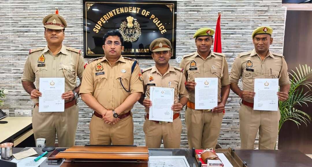 सीसीटीएनएस रैंकिंग में संतकबीरनगर पुलिस प्रदेश में प्रथम, एसपी समेत पुलिसकर्मी सम्मानित
संतकबीरनगर। सीसीटीएनएस योजना के सफल संचालन और प्रभावी क्रियान्वयन में संतकबीरनगर पुलिस ने प्रदेश में प्रथम स्थान हासिल किया है। अगस्त 2026 की प्रदेश स्तरीय सीसीटीएनएस Performance Ranking में जनपद को यह उपलब्धि मिली है। इस उपलब्धि पर अपर पुलिस महानिदेशक, तकनीकी सेवाएं मुख्यालय, उत्तर प्रदेश द्वारा पुलिस अधीक्षक संदीप कुमार मीना और अपर पुलिस अधीक्षक/सीसीटीएनएस नोडल अधिकारी सुशील कुमार सिंह को प्रशस्ति पत्र देकर सम्मानित किया गया।
एसपी संदीप कुमार मीना के मार्गदर्शन और एएसपी सुशील कुमार सिंह के पर्यवेक्षण में प्रभारी सीसीटीएनएस प्रभारी निरीक्षक पंकज कुमार पाण्डेय, जनपदीय कोऑर्डिनेटर अहमद रजा, थाना प्रभारियों और सीसीटीएनएस टीम द्वारा लगातार कार्य किया गया। इसी का परिणाम रहा कि अगस्त माह की प्रदेश स्तरीय रैंकिंग में संतकबीरनगर प्रथम स्थान पर रहा।
इस उपलब्धि में योगदान देने वाले पुलिस अधिकारियों और कर्मचारियों का उत्साहवर्धन करते हुए एसपी ने पुलिस अधीक्षक कार्यालय स्थित सीसीटीएनएस तथा विभिन्न थानों में उत्कृष्ट कार्य करने वाले पुलिसकर्मियों को प्रशस्ति पत्र और नकद पुरस्कार देकर सम्मानित किया। साथ ही सभी थानों के कंप्यूटर ऑपरेटरों को भी उनके सराहनीय योगदान के लिए प्रमाणपत्र प्रदान किए गए।