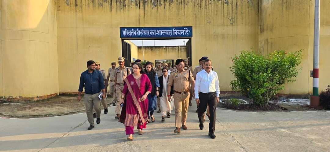 जनपद न्यायाधीश, डीएम अनुज मलिक और एसपी ने किया जिला कारागार का निरीक्षण
संत कबीर नगर, 29 सितंबर 2026। जनपद न्यायाधीश रणधीर सिंह, जिलाधिकारी अनुज मलिक एवं पुलिस अधीक्षक संदीप कुमार मीना ने संयुक्त रूप से जिला कारागार संत कबीर नगर का निरीक्षण किया। इस दौरान मुख्य न्यायिक मजिस्ट्रेट चेतना त्यागी, सचिव जिला विधिक सेवा प्राधिकरण अनन्या शाह तथा प्रभारी जेल अधीक्षक राकेश कुमार वर्मा मौजूद रहे।
अधिकारियों ने कारागार के अस्पताल, बैरकों, मेस, भोजनालय, कार्यालय एवं जेल परिसर का सघन निरीक्षण कर व्यवस्थाओं का जायजा लिया। जनपद न्यायाधीश, जिलाधिकारी अनुज मलिक और पुलिस अधीक्षक ने बंदियों से वार्ता कर उनकी समस्याओं एवं उपलब्ध सुविधाओं की जानकारी भी ली।
निरीक्षण के दौरान जनपद न्यायाधीश ने कारागार कर्मियों को निर्देश दिए कि जेल के अंदर किसी भी प्रकार की प्रतिबंधित सामग्री प्रवेश न करने पाए। साथ ही जेल परिसर एवं बैरकों में साफ-सफाई की बेहतर व्यवस्था बनाए रखने और बंदियों को गुणवत्तापूर्ण भोजन उपलब्ध कराने पर विशेष ध्यान देने के निर्देश दिए गए।