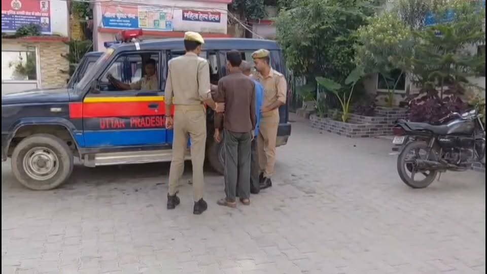 शाहजहांपुर दहेज मन मुताबिक न मिलने पर पत्नी को पीट-पीट कर पहुंचा दिया रामपुर मुकदमा हुआ दर्ज आरोपी पिता पुत्र को पुलिस ने कर लिया गिरफ्तार भेज दिया जेल लड़की पक्ष के लोग नहीं है संतुष्ट देखिए आगे की कहानी क्या है
