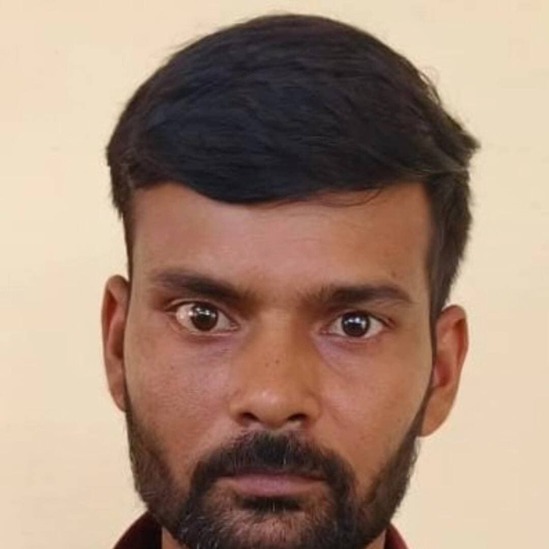 डकैती के आरोपी को रिमांड पर लेकर आभूषण बरामद
जन्माष्टमी की रात बुजुर्ग दंपति को बंधक बनाकर हुई थी डकैती, आरोपी की निशानदेही पर चांदी के लच्छे, सिक्के व पायल मिली
कोंच। ग्राम सिमिरिया में जन्माष्टमी की रात बुजुर्ग दंपति को बंधक बनाकर तमंचे की नोक पर की गई डकैती के मामले में कोतवाली पुलिस ने आरोपी लक्ष्मीकांत को न्यायालय से नौ घंटे की रिमांड पर लेकर उसकी निशानदेही पर डकैती का माल बरामद किया। पुलिस ने बरामद आभूषण कब्जे में लेकर आरोपी को दोबारा जेल भेज दिया।
पुलिस के अनुसार मंगलवार को आरोपी की निशानदेही पर पंचानन चौराहे के आगे कोंच-नदीगांव रोड स्थित बाईपास के एक प्लॉट से छह चांदी के लच्छे, चार चांदी के सिक्के और एक जोड़ी पायल बरामद की गई। आरोपी ने अपने हिस्से में मिली नकदी खर्च कर दी। घटना के दो दिन बाद पुलिस ने रवि अहिरवार, जमील अहमद और प्रमोद उर्फ चीकू को मुठभेड़ में गिरफ्तार कर घटना का खुलासा किया था। रवि के पैर में गोली लगी थी। बाद में लक्ष्मीकांत ने न्यायालय में आत्मसमर्पण किया। कोतवाली प्रभारी निरीक्षक निगवेन्द्र प्रताप सिंह ने बताया कि फरार आरोपी शिवम निवासी दतिया की तलाश की जा रही है।