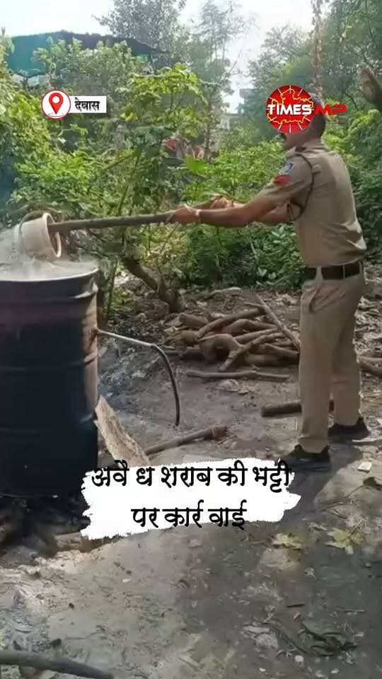 अवैध शराब के खिलाफ एक साथ दबिश, 7 आरोपी और 2 महिलाएं गिरफ्तार
26.84 लीटर शराब जब्त, कोतवाली पुलिस ने पांच प्रकरण दर्ज किए
देवास। अवैध शराब के निर्माण और बिक्री के खिलाफ चलाए जा रहे ऑपरेशन प्रहार के तहत कोतवाली पुलिस ने अंबेडकर नगर, लक्ष्मी नगर, होमगार्ड लाइन, राधागंज और मल्हार कॉलोनी में एक साथ दबिश देकर पांच प्रकरण दर्ज किए। कार्रवाई में 7 पुरुष और 2 महिला आरोपियों को गिरफ्तार किया गया।
पुलिस के अनुसार आरोपियों के कब्जे से कुल 26.84 लीटर अवैध शराब जब्त की गई। इसमें 20 लीटर कच्ची हाथ भट्टी महुआ शराब और 6.84 लीटर देशी प्लेन शराब शामिल है। इसके अलावा 4,370 रुपए भी जब्त किए गए।
पुलिस ने आरोपियों के खिलाफ आबकारी अधिनियम की धारा 34(1) और 42 के तहत प्रकरण दर्ज किए हैं। पुलिस के मुताबिक कुछ आरोपियों के खिलाफ पहले से भी आबकारी अधिनियम, जुआ एक्ट सहित अन्य मामले दर्ज हैं।
कार्रवाई पुलिस अधीक्षक पुनीत गेहलोद के निर्देशन में अतिरिक्त पुलिस अधीक्षक गजेंद्र सिंह वर्धमान, नगर पुलिस अधीक्षक सुमित अग्रवाल और कोतवाली थाना प्रभारी शशिकांत चौरसिया के नेतृत्व में की गई।