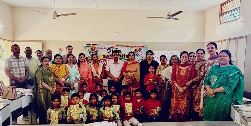 पज़ल एवं पैटर्न चैंपियनशिप में 16 टीमें जिला स्तरीय मेगा चैंपियनशिप के लिए चयनित चारों खंडों में हुई रोमांचक प्रतियोगिता
विद्यार्थियों ने दिखाई तार्किक सोच और पैटर्न पहचानने की क्षमता
पंचकूला, 29 सितंबर : निपुण हरियाणा मिशन के अंतर्गत जिला पंचकूला द्वारा आयोजित निपुण पज़ल एवं पैटर्न चैंपियनशिप–2026 के खंड स्तरीय चरण का आयोजन मंगलवार को जिले के चारों खंडों में किया गया। प्रतियोगिता में विद्यार्थियों ने पज़ल, पैटर्न, अवलोकन, तार्किक सोच एवं समस्या समाधान आधारित विभिन्न गतिविधियों में उत्साहपूर्वक भाग लिया।
प्रतियोगिता के दौरान स्क्रीनिंग एवं विद्यार्थियों द्वारा स्वयं पैटर्न निर्माण जैसी गतिविधियों के बाद ‘कौन बनेगा करोड़पति’ की तर्ज पर क्विज़ के विशेष राउंड भी आयोजित किए गए। क्विज़ में चयनित टॉप-6 टीमों ने विभिन्न राउंड में अपनी समझ, त्वरित निर्णय क्षमता एवं तार्किक सोच का प्रदर्शन किया। विद्यार्थियों को फिफ्टी-फिफ्टी एवं एक्सपर्ट राय जैसी लाइफलाइन का प्रयोग करने का अवसर भी मिला।
प्रत्येक खंड से चार-चार विजेता टीमें, कुल 16 टीमें, आगामी सप्ताह में आयोजित होने वाली जिला स्तरीय मेगा चैंपियनशिप में भाग लेंगी।
*खंड बरवाला से चयनित टीमें*
राजकीय प्राथमिक विद्यालय, अलीपुर टाउन
राजकीय प्राथमिक विद्यालय, रामगढ़
राजकीय मॉडल संस्कृति प्राथमिक विद्यालय, खटौली
राजकीय मॉडल संस्कृति प्राथमिक विद्यालय, दबकोरी
*खंड मोरनी से चयनित टीमें*
प्राथमिक विद्यालय, गजान, प्राथमिक विद्यालय, धामन,
प्राथमिक विद्यालय, मांधना, प्राथमिक विद्यालय, मरोग
*खंड पिंजौर से चयनित टीमें*
प्राथमिक विद्यालय, अभयपुर, प्राथमिक विद्यालय, सेक्टर-4, संस्कृति, सेक्टर-20, सार्थक 12-A
*खंड रायपुर रानी से चयनित टीमें*
राजकीय प्राथमिक पाठशाला, समलेहड़ी, राजकीय प्राथमिक पाठशाला, बधोर, राजकीय मॉडल संस्कृति प्राथमिक पाठशाला, मौली, राजकीय प्राथमिक पाठशाला, गोबिंदपुर
जिला एफ एल एन समन्वयक एवं पंचकूला में निपुण के नोडल अधिकारी असिन्द्र कुमार ने बताया कि इस चैंपियनशिप का उद्देश्य विद्यार्थियों में केवल प्रश्न हल करने की क्षमता विकसित करना नहीं, बल्कि उन्हें सोचने, पैटर्न पहचानने, तर्क करने, अवलोकन करने और समस्या का समाधान खोजने के अवसर प्रदान करना है। खंड स्तरीय चरण में विद्यार्थियों ने जिस उत्साह एवं आत्मविश्वास के साथ प्रतिभागिता की, वह इस पहल की विशेष उपलब्धि रही।
जिला मौलिक शिक्षा अधिकारी सुमन चौधरी ने विजेता टीमों को बधाई देते हुए कहा कि पज़ल एवं पैटर्न आधारित गतिविधियां प्रारंभिक कक्षाओं में गणितीय एवं तार्किक सोच को विकसित करने का प्रभावी माध्यम हैं। उन्होंने जिला स्तरीय मेगा चैंपियनशिप के लिए चयनित सभी टीमों को शुभकामनाएं दीं।
*जिला अधिकारियों ने विभिन्न खंडों में लिया प्रतियोगिता का जायजा*
प्रतियोगिता के सुचारू एवं प्रभावी आयोजन के लिए जिला स्तर से विभिन्न अधिकारियों ने निरिक्षण किया | पिंजौर खंड में जिला मौलिक शिक्षा अधिकारी सुमन चौधरी एवं जिला एफ एल एन समन्वयक असिन्द्र कुमार स्वयं उपस्थित रहे। मोरनी खंड में जिला परियोजना समन्वयक जोगिंद्र लाठर, बरवाला खंड में उप जिला शिक्षा अधिकारी रमेश बत्रा तथा रायपुर रानी खंड में उप जिला मौलिक शिक्षा अधिकारी नरोत्तम शर्मा ने उपस्थित रहकर प्रतियोगिता का अवलोकन किया और विद्यार्थियों का उत्साहवर्धन किया।
चारों खंडों में प्रतियोगिता का आयोजन संबंधित खंड शिक्षा अधिकारियों की देखरेख एवं मार्गदर्शन में किया गया। खंड मोरनी की खंड शिक्षा अधिकारी शालिनी कपूर, खंड पिंजौर के खंड शिक्षा अधिकारी कर्मवीर शर्मा तथा खंड बरवाला एवं रायपुर रानी की खंड शिक्षा अधिकारी संजू शर्मा ने आयोजन की व्यवस्थाओं की निगरानी की।
प्रतियोगिता के सफल आयोजन में चारों खंडों के एफ एल एन कोऑर्डिनेटर गीतिका, कविता, सविता, दिव्या एवं गुरुसेवक ने महत्वपूर्ण भूमिका निभाई। विद्यालयों के अध्यापकों एवं आयोजन से जुड़े अन्य सदस्यों ने भी प्रतियोगिता को व्यवस्थित एवं आकर्षक बनाने में सहयोग दिया।
चारों खंडों से चयनित 16 टीमें अब जिला स्तरीय मेगा चैंपियनशिप में आमने-सामने होंगी, जहां पज़ल एवं पैटर्न के साथ विद्यार्थियों की तार्किक क्षमता, अवलोकन एवं समस्या समाधान कौशल की एक और रोमांचक परीक्षा होगी।
