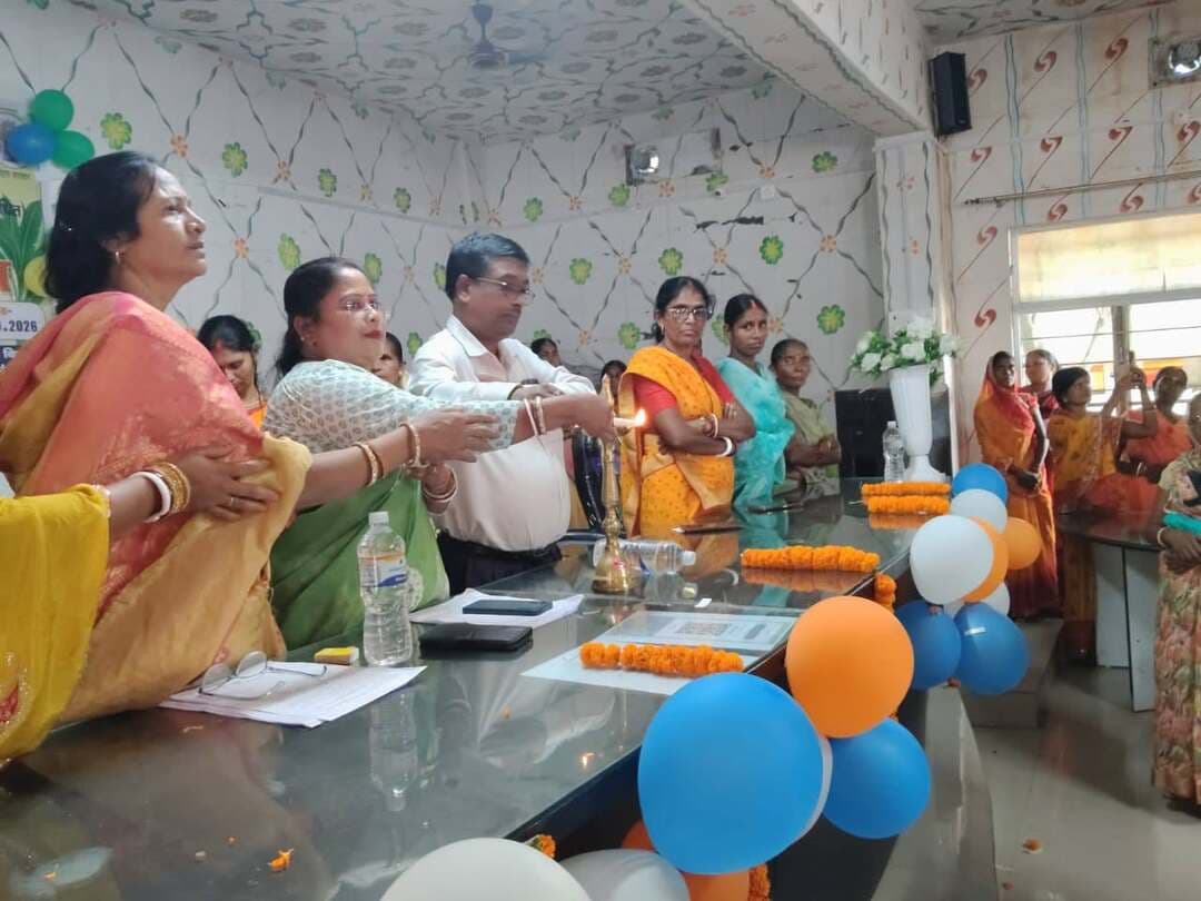 प्रकाश जीविका महिला विकास स्वावलंबी सहकारी समिति की आम सभा आयोजित, 5 ग्राम संगठन और 125 दीदियां सम्मानित
औरंगाबाद। मदनपुर प्रखंड मुख्यालय परिसर स्थित बहुद्देशीय सभागार भवन में मंगलवार को प्रकाश जीविका महिला विकास स्वावलंबी सहकारी समिति की आम सभा का आयोजन किया गया। जिसमें सैकड़ों समूहों की पदाधिकारी और सदस्य शामिल हुईं।
कार्यक्रम का उद्घाटन जिला परियोजना प्रबंधक पवन कुमार, प्रखंड परियोजना प्रबंधक ममता कुमारी, अध्यक्ष किरण कुमारी, सचिव सरिता कुमारी, कोषाध्यक्ष पिंकी देवी, विमला देवी, सीसी आशुतोष मिश्र, दीनानाथ प्रसाद ने संयुक्त रूप से दीप प्रज्ज्वलित कर किया।
आम सभा में प्रखंड के पांच उत्कृष्ट कार्य करने वाले ग्राम संगठनों को पुरस्कृत कर सम्मानित किया गया। जिसमें पवन ग्राम संगठन घटराईन, सर्वोत्तम ग्राम संगठन जुड़ाही, सत्यम ग्राम संगठन मदनपुर, पृथ्वी ग्राम संगठन निमा आजन और दिनकर ग्राम संगठन बनियां शामिल हैं। साथ ही 125 जीविका दीदियों को उनके सराहनीय योगदान के लिए सम्मानित किया गया।
सभा में आय-व्यय का लेखा-जोखा प्रस्तुत किया गया और समिति की कार्य योजनाओं को सर्वसम्मति से पारित किया गया। विकास गतिविधियों पर भी विस्तार से चर्चा हुई।
इस अवसर पर डीपीएम पवन कुमार ने कहा कि समूह से जुड़ने के बाद जीविका दीदियां आर्थिक, सामाजिक, शैक्षणिक और राजनीतिक रूप से सशक्त हुई हैं। वे आत्मनिर्भर बनकर स्वरोजगार के माध्यम से अपने परिवार का सहयोग कर रही हैं, जो महिला सशक्तिकरण की मिसाल है।इस मौके पर बब्लू कुमार, रामजीत कुमार, निक्की कुमारी, अनुज कुमार, संजू शर्मा सहित अन्य मौजूद थे।
