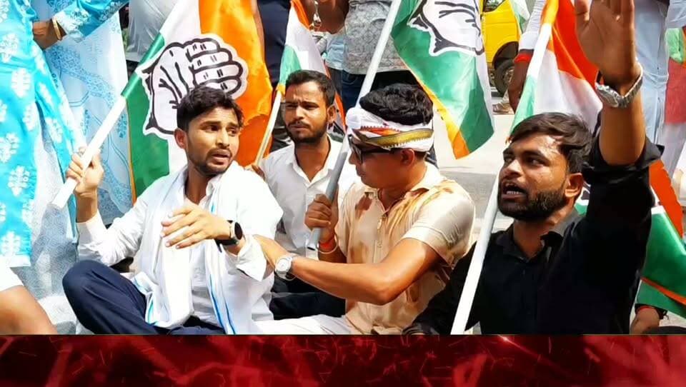 वोट चोरी एवं संविधान पर मंडरा रहे खतरे के खिलाफ कांग्रेस का विशाल प्रदर्शन, जिलाधिकारी को सौंपा ज्ञापन