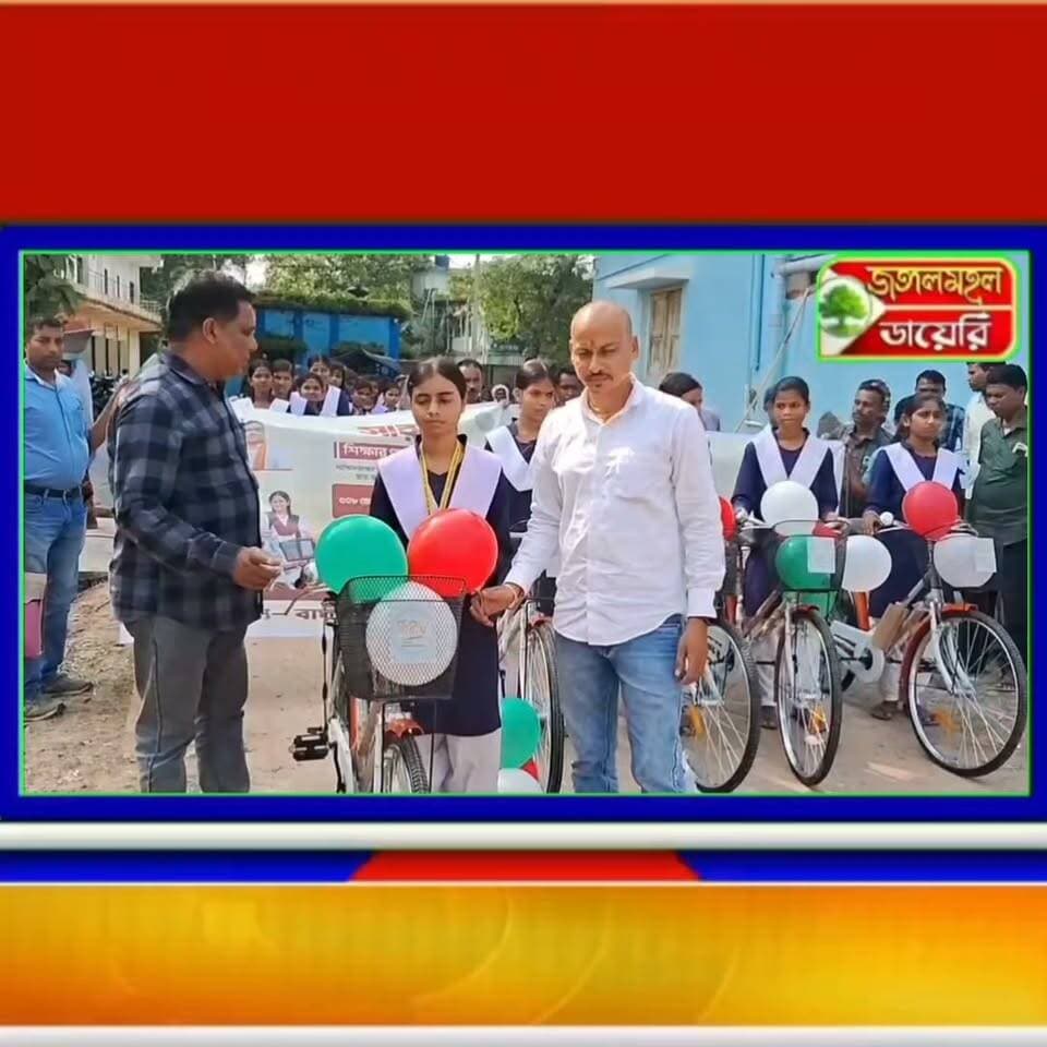 হাওড়ায় ‘সারথি’ প্রকল্পের সূচনা মুখ্যমন্ত্রীর, পুরুলিয়ার বাঘমুণ্ডিতেও পড়ুয়াদের হাতে উঠল সাইকেল।