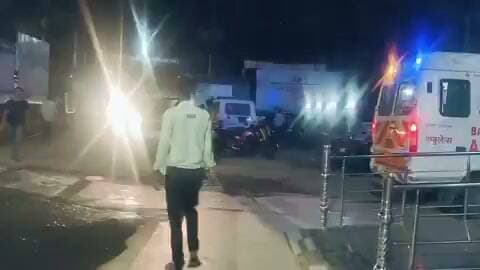 बेगूसराय होटल कांड: मुख्य आरोपी रोहित गिरफ्तार, SIT की कार्रवाई तेज
होटल में युवती से कथित दुष्कर्म और मारपीट का मामला, दूसरे आरोपी विक्रम को भी पुलिस ने दबोचा
वीडियो वायरल होने के बाद तेज हुई जांच, बिहार पुलिस बोली—कानूनी कार्रवाई जारी
बेगूसराय, 30 सितंबर 2026। बिहार के बेगूसराय जिले में एक होटल में युवती के साथ कथित दुष्कर्म और मारपीट के मामले ने पूरे प्रदेश को झकझोर दिया है। सोशल मीडिया पर घटना से जुड़ा एक वीडियो वायरल होने के बाद पुलिस ने मामले की गंभीरता को देखते हुए विशेष जांच दल (SIT) का गठन किया। पुलिस के अनुसार, मामले के मुख्य आरोपी रोहित को गिरफ्तार कर लिया गया है। इससे पहले दूसरे आरोपी विक्रम को भी हिरासत में लिया जा चुका है।
पुलिस के मुताबिक, मुख्य आरोपी रोहित कथित रूप से मधुबनी के रास्ते नेपाल भागने की कोशिश कर रहा था। इसी दौरान पुलिस की कार्रवाई में वह गिरफ्तार कर लिया गया। बेगूसराय पुलिस का कहना है कि मामले में दो आरोपियों के खिलाफ प्राथमिकी दर्ज की गई है और जांच सभी पहलुओं को ध्यान में रखकर की जा रही है।
वायरल वीडियो के आधार पर सोशल मीडिया पर कई तरह के दावे किए जा रहे हैं। हालांकि पुलिस ने अपील की है कि लोग अपुष्ट और संवेदनशील वीडियो या सामग्री को साझा करने से बचें तथा केवल आधिकारिक जानकारी पर ही भरोसा करें। मामले की जांच जारी है और इलेक्ट्रॉनिक साक्ष्यों सहित अन्य तथ्यों का परीक्षण किया जा रहा है।
घटना के बाद महिला सुरक्षा को लेकर एक बार फिर बहस तेज हो गई है। सामाजिक संगठनों और नागरिकों ने दोषियों के विरुद्ध शीघ्र एवं कड़ी कार्रवाई की मांग की है। वहीं पुलिस का कहना है कि पीड़िता की सुरक्षा और गोपनीयता सर्वोच्च प्राथमिकता है तथा विधिक प्रक्रिया के अनुरूप कार्रवाई की जा रही है।
यह मामला केवल एक आपराधिक घटना नहीं, बल्कि महिलाओं की सुरक्षा, होटल प्रतिष्ठानों की जवाबदेही और कानून-व्यवस्था की प्रभावशीलता पर भी गंभीर प्रश्न खड़े करता है। विशेषज्ञों का मानना है कि ऐसे मामलों में त्वरित जांच, डिजिटल साक्ष्यों का सुरक्षित संरक्षण और समयबद्ध न्याय अत्यंत आवश्यक है।
जांच पूरी होने के बाद ही घटना से जुड़े सभी तथ्य स्पष्ट हो सकेंगे। तब तक किसी भी अपुष्ट दावे या वायरल सामग्री को अंतिम सत्य मानने से बचना चाहिए।
एनडी न्यूज़ की अपील
महिलाओं के विरुद्ध किसी भी प्रकार के अपराध की सूचना तुरंत पुलिस को दें। पीड़िता की पहचान और सम्मान की रक्षा करना प्रत्येक नागरिक की जिम्मेदारी है। सोशल मीडिया पर आपत्तिजनक वीडियो या अपुष्ट जानकारी साझा न करें। प्रशासन से अपेक्षा है कि मामले की निष्पक्ष, त्वरित और पारदर्शी जांच कर दोषियों को कानून के अनुसार कठोर दंड दिलाया जाए।
सुझाव
महिलाओं के विरुद्ध अपराध की सूचना तुरंत पुलिस और संबंधित हेल्पलाइन पर दें।
पीड़िता की पहचान उजागर करने या वीडियो साझा करने से बचें।
होटल एवं सार्वजनिक संस्थानों में सुरक्षा व्यवस्था और निगरानी मजबूत की जाए।
महिलाओं की सुरक्षा से जुड़े मामलों की फास्ट-ट्रैक जांच सुनिश्चित की जाए।
सोशल मीडिया पर केवल आधिकारिक और सत्यापित जानकारी ही साझा करें।
👇👇👇
#NDNews #दैनिक_निष्पक्ष_धारा #Begusarai #Bihar #WomenSafety #CrimeNews #BiharPolice #JusticeForWomen #SIT #BreakingNews #NCW #LawAndOrder
👇👇👇
@bihar_police
@BiharGovt
@NitishKumar
@NCWIndia
@WCDBihar
@HMOIndia
@MIB_India
@PMOIndia
👇👇👇
📝 डिस्क्लेमर:
यह समाचार पुलिस और उपलब्ध प्रारंभिक जानकारी पर आधारित है। मामले की जांच जारी है। न्यायालय के अंतिम निर्णय और आधिकारिक जांच रिपोर्ट आने तक किसी भी आरोपी को दोषी या निर्दोष मानना उचित नहीं होगा। पीड़िता की निजता और सम्मान का सम्मान करें।
👇👇👇👇
🟥 ND NEWS | दैनिक निष्पक्ष धारा
मुख्य संपादक / संस्थापक: राजन सिंह हाड़ा
सह-संपादक: शालिनी सिंह भदौरिया
✒️ रिपोर्ट: बिहार राज्य ब्यूरो
📍 कार्यालय-3: U158, हीरा स्वीट्स के पास, विकास मार्ग, लक्ष्मी नगर, पूर्वी दिल्ली, पिन कोड – 110092 (NCR)
📍 कार्यालय-2: विधानसभा रोड, बर्लिंगटन चौराहा, लखनऊ (226001) (UP)
📍 कार्यालय-1: 1/1 अटल बिहारी चौराहा, नियर बर्मा चौराहा, फतेहपुर (212601) (UP)
📅 दिनांक: 30 सितंबर 2026
📆 दिन: बुधवार
📧 Email: ndnewschannel@gmail.com
📞 मोबाइल: 096961 19696