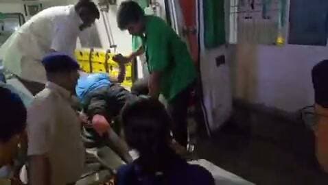 बेगूसराय होटल कांड: मुख्य आरोपी रोहित गिरफ्तार, SIT की कार्रवाई तेज
होटल में युवती से कथित दुष्कर्म और मारपीट का मामला, दूसरे आरोपी विक्रम को भी पुलिस ने दबोचा
वीडियो वायरल होने के बाद तेज हुई जांच, बिहार पुलिस बोली—कानूनी कार्रवाई जारी
बेगूसराय, 30 सितंबर 2026। बिहार के बेगूसराय जिले में एक होटल में युवती के साथ कथित दुष्कर्म और मारपीट के मामले ने पूरे प्रदेश को झकझोर दिया है। सोशल मीडिया पर घटना से जुड़ा एक वीडियो वायरल होने के बाद पुलिस ने मामले की गंभीरता को देखते हुए विशेष जांच दल (SIT) का गठन किया। पुलिस के अनुसार, मामले के मुख्य आरोपी रोहित को गिरफ्तार कर लिया गया है। इससे पहले दूसरे आरोपी विक्रम को भी हिरासत में लिया जा चुका है।
पुलिस के मुताबिक, मुख्य आरोपी रोहित कथित रूप से मधुबनी के रास्ते नेपाल भागने की कोशिश कर रहा था। इसी दौरान पुलिस की कार्रवाई में वह गिरफ्तार कर लिया गया। बेगूसराय पुलिस का कहना है कि मामले में दो आरोपियों के खिलाफ प्राथमिकी दर्ज की गई है और जांच सभी पहलुओं को ध्यान में रखकर की जा रही है।
वायरल वीडियो के आधार पर सोशल मीडिया पर कई तरह के दावे किए जा रहे हैं। हालांकि पुलिस ने अपील की है कि लोग अपुष्ट और संवेदनशील वीडियो या सामग्री को साझा करने से बचें तथा केवल आधिकारिक जानकारी पर ही भरोसा करें। मामले की जांच जारी है और इलेक्ट्रॉनिक साक्ष्यों सहित अन्य तथ्यों का परीक्षण किया जा रहा है।
घटना के बाद महिला सुरक्षा को लेकर एक बार फिर बहस तेज हो गई है। सामाजिक संगठनों और नागरिकों ने दोषियों के विरुद्ध शीघ्र एवं कड़ी कार्रवाई की मांग की है। वहीं पुलिस का कहना है कि पीड़िता की सुरक्षा और गोपनीयता सर्वोच्च प्राथमिकता है तथा विधिक प्रक्रिया के अनुरूप कार्रवाई की जा रही है।
यह मामला केवल एक आपराधिक घटना नहीं, बल्कि महिलाओं की सुरक्षा, होटल प्रतिष्ठानों की जवाबदेही और कानून-व्यवस्था की प्रभावशीलता पर भी गंभीर प्रश्न खड़े करता है। विशेषज्ञों का मानना है कि ऐसे मामलों में त्वरित जांच, डिजिटल साक्ष्यों का सुरक्षित संरक्षण और समयबद्ध न्याय अत्यंत आवश्यक है।
जांच पूरी होने के बाद ही घटना से जुड़े सभी तथ्य स्पष्ट हो सकेंगे। तब तक किसी भी अपुष्ट दावे या वायरल सामग्री को अंतिम सत्य मानने से बचना चाहिए।
एनडी न्यूज़ की अपील
महिलाओं के विरुद्ध किसी भी प्रकार के अपराध की सूचना तुरंत पुलिस को दें। पीड़िता की पहचान और सम्मान की रक्षा करना प्रत्येक नागरिक की जिम्मेदारी है। सोशल मीडिया पर आपत्तिजनक वीडियो या अपुष्ट जानकारी साझा न करें। प्रशासन से अपेक्षा है कि मामले की निष्पक्ष, त्वरित और पारदर्शी जांच कर दोषियों को कानून के अनुसार कठोर दंड दिलाया जाए।
सुझाव
महिलाओं के विरुद्ध अपराध की सूचना तुरंत पुलिस और संबंधित हेल्पलाइन पर दें।
पीड़िता की पहचान उजागर करने या वीडियो साझा करने से बचें।
होटल एवं सार्वजनिक संस्थानों में सुरक्षा व्यवस्था और निगरानी मजबूत की जाए।
महिलाओं की सुरक्षा से जुड़े मामलों की फास्ट-ट्रैक जांच सुनिश्चित की जाए।
सोशल मीडिया पर केवल आधिकारिक और सत्यापित जानकारी ही साझा करें।
👇👇👇
#NDNews #दैनिक_निष्पक्ष_धारा #Begusarai #Bihar #WomenSafety #CrimeNews #BiharPolice #JusticeForWomen #SIT #BreakingNews #NCW #LawAndOrder
👇👇👇
@bihar_police
@BiharGovt
@NitishKumar
@NCWIndia
@WCDBihar
@HMOIndia
@MIB_India
@PMOIndia
👇👇👇
📝 डिस्क्लेमर:
यह समाचार पुलिस और उपलब्ध प्रारंभिक जानकारी पर आधारित है। मामले की जांच जारी है। न्यायालय के अंतिम निर्णय और आधिकारिक जांच रिपोर्ट आने तक किसी भी आरोपी को दोषी या निर्दोष मानना उचित नहीं होगा। पीड़िता की निजता और सम्मान का सम्मान करें।
👇👇👇👇
🟥 ND NEWS | दैनिक निष्पक्ष धारा
मुख्य संपादक / संस्थापक: राजन सिंह हाड़ा
सह-संपादक: शालिनी सिंह भदौरिया
✒️ रिपोर्ट: बिहार राज्य ब्यूरो
📍 कार्यालय-3: U158, हीरा स्वीट्स के पास, विकास मार्ग, लक्ष्मी नगर, पूर्वी दिल्ली, पिन कोड – 110092 (NCR)
📍 कार्यालय-2: विधानसभा रोड, बर्लिंगटन चौराहा, लखनऊ (226001) (UP)
📍 कार्यालय-1: 1/1 अटल बिहारी चौराहा, नियर बर्मा चौराहा, फतेहपुर (212601) (UP)
📅 दिनांक: 30 सितंबर 2026
📆 दिन: बुधवार
📧 Email: ndnewschannel@gmail.com
📞 मोबाइल: 096961 19696