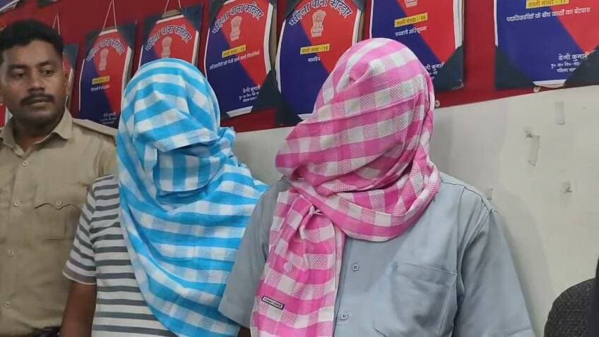 युवती के साथ नौकरी की झांसा देकर दुष्कर्म के मामले में पुलिस ने बड़ी कार्रवाई करते हुए दोनों रेलवे लोको पायलट को गिरफ्तार कर लिया है, बताते चले 22 सितंबर को पीड़िता के साथ दुष्कर्म के इस मामले के बाद पीड़िता द्वारा 28 सितंबर को इस पर महिला थाना में मामला दर्ज करवाया गया था, महज 12 घंटे के अंदर कटिहार पुलिस ने त्वरित कार्रवाई करते हुए आरोपी चंदन कुमार और उनके सहयोग करने के आरोप में विनय कुमार दासको गिरफ्तार कर लिया है, चंदन पर आरोप है वह नौकरी के झांसा देकर युवती को स्टेशन से अपने किराये के मकान सहायक थाना क्षेत्र के बरमसिया में ले गया था ओर वहीं पर गलत किया था, पुलिस के माने तो चंदन ने अपने कबूल नामा में युवती के साथ दुष्कर्म की बात को भी कबूल लिया है जबकि आरोपी विनय कुमार दास पर उसे सहयोग करने का आरोप है फिलहाल पुलिस दोनों आरोपी को गिरफ्तार कर जेल भेज दिया है, बताते चले पिछले 24 घंटे से कटिहार रेल मंडल में कार्यरत दो लोको पायलट द्वारा घर से नाराज होकर स्टेशन पहुंची युवती को नौकरी के झांसा देकर अपनी किराये के मकान मे ले जाकर दुष्कर्म के इस मामले को लेकर कई तरह की चर्चा था फिलहाल कटिहार पुलिस ने इस पर बड़ी कार्रवाई करते हुए आरोपियों को गिरफ्तारी कर लिया है।