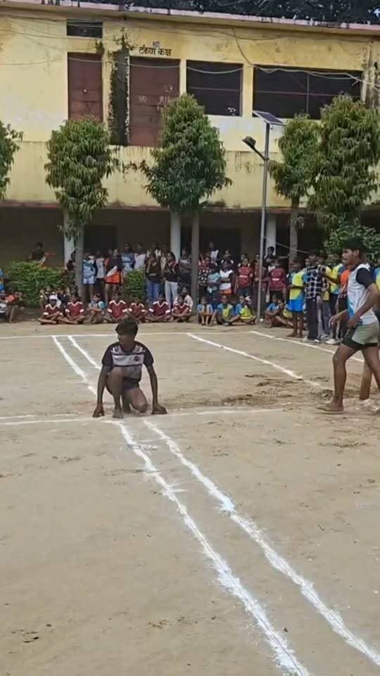 🏆 जसवंतनगर में खो-खो का रोमांच! हिंदू विद्यालय ने तीन वर्गों में जीते खिताब
🔥 फाइनल मुकाबलों में खिलाड़ियों ने दिखाया दमखम, अलग-अलग वर्गों में टीमों ने दर्ज की जीत
हिंदू विद्यालय इंटर कॉलेज जसवंतनगर में मंगलवार को जनपदीय खो-खो प्रतियोगिता का आयोजन हुआ। विभिन्न विद्यालयों की टीमों ने अलग-अलग आयु वर्गों में प्रतिभाग किया और फाइनल मुकाबले रोमांचक रहे।
🥇 हिंदू विद्यालय ने अंडर-19 सीनियर बालिका और अंडर-14 सबजूनियर बालिका समेत तीन वर्गों में विजेता का खिताब हासिल किया।
🥇 धनुआ ने अंडर-17 जूनियर बालिका, अंडर-19 सीनियर बालक और अंडर-17 जूनियर बालक वर्ग में जीत दर्ज की। वहीं अंडर-14 सबजूनियर बालक वर्ग में चौधरी सुधर सिंह इंटर कॉलेज की टीम विजेता रही।
कार्यक्रम का शुभारंभ प्रबंधक राहुल, जिला विद्यालय निरीक्षक और प्रधानाचार्य संजीव कुमार ने खिलाड़ियों से परिचय प्राप्त कर कराया। अतिथियों ने मां सरस्वती के चित्र पर माल्यार्पण कर दीप प्रज्वलित किया।
💬 आपके अनुसार खो-खो जैसे खेलों को बढ़ावा देने के लिए स्कूल स्तर पर क्या किया जाना चाहिए? कमेंट में बताएं।
📍 हिंदू विद्यालय इंटर कॉलेज, जसवंतनगर
#DPSChannel #Jaswantnagar #Etawah #KhoKho #SportsNews
