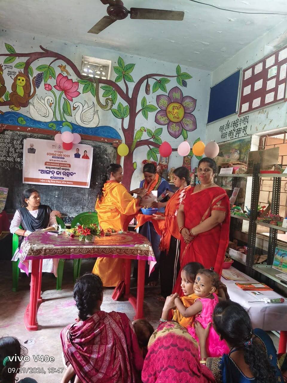 ସରଣ୍ଡା ଅଙ୍ଗନବାଡ଼ି କେନ୍ଦ୍ରରେ ଉଦ୍ଯାପିତ ହେଲା ତିନିଦିନିଆ 'ଆଙ୍ଗନ୍ କା ଉତ୍ସବ'
ବୌଦ୍ଧ ବ୍ଲକ୍ ଅନ୍ତର୍ଗତ ସରଣ୍ଡା ଅଙ୍ଗନବାଡ଼ି କେନ୍ଦ୍ର ପରିସରରେ ତିନିଦିନ ବ୍ୟାପୀ ଚାଲିଥିବା 'ଆଙ୍ଗନ୍ କା ଉତ୍ସବ' ଆନନ୍ଦ-ଉଲ୍ଲାସ ମଧ୍ୟରେ ସଫଳତାର ସହ ଅନୁଷ୍ଠିତ ହୋଇଯାଇଛି।
ଏହି କାର୍ଯ୍ୟକ୍ରମ ଅଙ୍ଗନବାଡ଼ି କର୍ମୀ ରାଜଶ୍ରୀ ମିଶ୍ରଙ୍କ ପ୍ରତ୍ୟକ୍ଷ ନେତୃତ୍ୱ ଓ ପରିଚାଳନାରେ ସମ୍ପନ୍ନ ହୋଇଥିଲା। ଏଥିରେ ସିଡିପିଓ (CDPO) ୟାହିଦା ବେଗମ ମୁଖ୍ୟ ଅତିଥି ଭାବେ ଯୋଗଦେଇ କାର୍ଯ୍ୟକ୍ରମକୁ ଆନୁଷ୍ଠାନିକ ଭାବେ ଉଦ୍ଘାଟନ କରିବା ସହ ଅଙ୍ଗନବାଡ଼ି କେନ୍ଦ୍ରର ଶିଶୁ ବିକାଶ ଓ ମାତୃ ମଙ୍ଗଳ ପ୍ରଚେଷ୍ଟାକୁ ଉଚ୍ଚ ପ୍ରଶଂସା କରିଥିଲେ।
ତିନିଦିନ ଧରି ଚାଲିଥିବା ଏହି ଉତ୍ସବରେ ଶିଶୁମାନଙ୍କ ଶାରୀରିକ ଓ ମାନସିକ ବିକାଶକୁ ଆଖିଆଗରେ ରଖି ବିଭିନ୍ନ ପ୍ରକାର ସାଂସ୍କୃତିକ କାର୍ଯ୍ୟକ୍ରମ, କ୍ରୀଡ଼ା ପ୍ରତିଯୋଗିତା ଏବଂ ସଚେତନତା ମୂଳକ ସଭାର ଆୟୋଜନ କରାଯାଇଥିଲା। କୋମଳମତି ଶିଶୁ ଓ ସ୍ଥାନୀୟ ମା'ମାନଙ୍କର ସକ୍ରିୟ ଭାଗଗ୍ରହଣ କାର୍ଯ୍ୟକ୍ରମକୁ ଅଧିକ ଜୀବନ୍ତ ଓ ଆକର୍ଷଣୀୟ କରିତୋଳିଥିଲା।
ସ୍ଥାନୀୟ ଅବିଭାବକ, ଗ୍ରାମବାସୀ ଓ ଅଙ୍ଗନବାଡ଼ି କର୍ମଚାରୀଙ୍କ ପୂର୍ଣ୍ଣ ସହଯୋଗ ଯୋଗୁଁ ଏହି 'ଆଙ୍ଗନ୍ କା ଉତ୍ସବ' ବେଶ୍ ସଫଳତାର ସହ ସାଙ୍ଗ ହୋଇଛି।
#BoudhNews #AnganKaUtsav #Anganwadi #ChildDevelopment #BoudhBlock #OdishaNews #communityevents