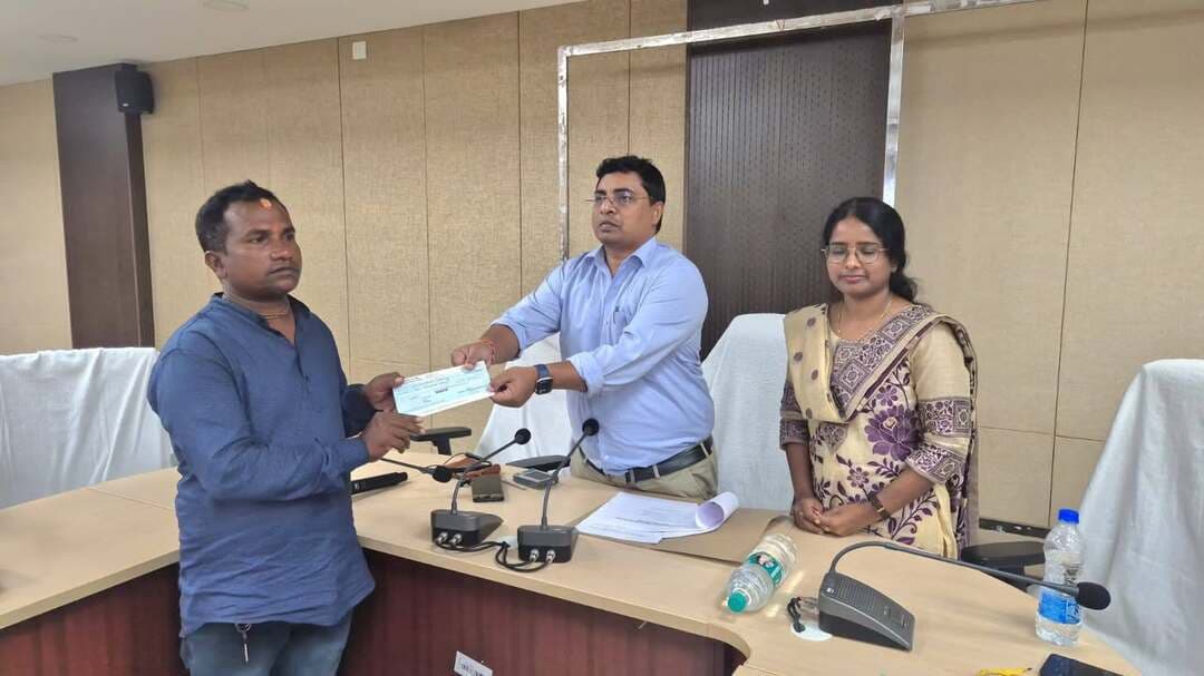 ବୌଦ୍ଧ ଜିଲ୍ଲା ସଡ଼କ ସୁରକ୍ଷା କମିଟି ସମୀକ୍ଷା ବୈଠକ ଅନୁଷ୍ଠିତ । ଅକ୍ଟୋବର ମାସକୁ ଦୁର୍ଘଟଣା ମୃତ୍ୟୁଶୂନ୍ୟ କରିବା ପାଇଁ ଜିଲ୍ଲାପାଳଙ୍କ ଆହ୍ୱାନ l
ବୌଦ୍ଧଜିଲ୍ଲା ସଡ଼କ ସୁରକ୍ଷା କମିଟି ସମୀକ୍ଷା ବୈଠକ ଜିଲ୍ଲାପାଳ ବିଭୂତି ଭୂଷଣ ନାୟକଙ୍କ ଅଧ୍ୟକ୍ଷତାରେ ଆଜି ଅନୁଷ୍ଠିତ ହୋଇଯାଇଛି । ବୈଠକରେ ମୋଟର ଭେହିକିଲ୍ ଆଇନ୍ ଅନୁଯାୟୀ ଜୋରିମାନା ସଂଗ୍ରହ, ଜିଲ୍ଲାରେ ଘଟୁଥିବା ସଡ଼କ ଦୁର୍ଘଟଣା ଓ ମୃତ୍ୟୁହାର ସମ୍ପର୍କିତ ସମୀକ୍ଷା, ଟାସ୍କ ଫୋର୍ସ କାର୍ଯ୍ୟ, ପୂର୍ବତନ ଜିଲ୍ଲା ସଡ଼କ ସୁରକ୍ଷା କମିଟି ବୈଠକର କାର୍ଯ୍ୟବିବରଣୀ ଏବଂ ସଡ଼କ ସୁରକ୍ଷା ସମ୍ବନ୍ଧୀୟ ବିଭିନ୍ନ ବିଷୟରେ ଆଲୋଚନା କରାଯାଇଥିଲା । ଆଞ୍ଚଳିକ ପରିବହନ ଅଧିକାରୀ ସୁଶମା ସାହୁ ସମସ୍ତଙ୍କୁ ସ୍ବାଗତ କରି ପାୱାର ପଏଣ୍ଟ ମାଧ୍ୟମରେ ବିଭାଗର କାର୍ଯ୍ୟାବଳୀ ପ୍ରଦର୍ଶନ କରିଥିଲେ । ଜିଲ୍ଲାପାଳ କହିଲେ ଯେ, ବୌଦ୍ଧ ଜିଲ୍ଲାବାସୀଙ୍କ ଧନ ଜୀବନ ସୁରକ୍ଷା ରଖିବା ଆମର ପ୍ରାଥମିକତା ହେବ ।ଅକ୍ଟୋବର ମାସକୁ ଦୁର୍ଘଟଣା ମୃତ୍ୟୁଶୂନ୍ୟ ମାସ କରିବା ପାଇଁ ସେ ସମସ୍ତଙ୍କୁ ଆହ୍ୱାନ ଦେଇଥିଲେ l ବୈଠକରେ ବାଧ୍ୟତାମୂଳକ
ହେଲମେଟ ପରିଧାନ , ମଦ୍ୟପ ଡ୍ରାଇଭର ମାନଙ୍କୁ ନିୟମିତ ଯାଞ୍ଚ କରି ଜରିମାନା ଆଦାୟ , ରାସ୍ତାରେ ବାଲି, ମେଟାଲ ଜମା ହେବା, ଭାରିଯାନ ପାର୍କିଂ, ଗୋରୁ ଗାଈ ନିୟନ୍ତ୍ରଣ ଓ ରାସ୍ତା ରୁ ଜବର ଦଖଲ ଉଚ୍ଛେଦ ପାଇଁ ଆଲୋଚନା ହୋଇଥିଲା। ଏଥିପାଇଁ ପରିବହନ, ପୋଲିସ, ଅବକାରୀ ବିଭାଗ, ପୌର ପରିଷଦ ଓ ତହସିଲଦାର ମିଳିତ ଭାବରେ ପଦକ୍ଷେପ ଗ୍ରହଣ କରିବେ । ଆଗକୁ ପାର୍ବଣ ଋତୁ ଆସୁଥିବାରୁ ସମସ୍ତ ରାସ୍ତା ୧୫ ଦିନ ମଧ୍ୟରେ ମରାମତି କରିବା ପାଇଁ ଆର୍ ଡି, ପୂର୍ତ୍ତ ଓ ଏନ୍ ଏଚ ବିଭାଗକୁ ଜିଲ୍ଲାପାଳ ନିର୍ଦ୍ଦେଶ ଦେଇଥିଲେ l
ସମୀକ୍ଷାରୁ ଜଣାଗଲା ଯେ, ଚଳିତ ୨୦୨୬ ମସିହାର ପ୍ରଥମ ୮ ମାସ ମଧ୍ୟରେ ଜିଲ୍ଲାରେ ମୋଟ ୭୮୬୮ଟି ଚାଲାଣ କଟାଯାଇଥିବା ବେଳେ ୨ କୋଟି ୦୫ ଲକ୍ଷ ୦୫ ହଜାର ଟଙ୍କା ଜରିମାନା ଆଦାୟ କରାଯାଇଛି।ଆରଟିଓ ଙ୍କ ପକ୍ଷରୁ ସିଟ୍ ବେଲ୍ଟ ନ ପିନ୍ଧିବା ପାଇଁ ୧୨୫ଟି, ହେଲମେଟ୍ ନ ପିନ୍ଧିବା ପାଇଁ ୨୯୫୫ଟି, ଅତ୍ୟଧିକ ବେଗରେ ଗାଡ଼ି ଚଳାଇବା ପାଇଁ ୩୦୩୮ଟି ଏବଂ ମଦ୍ୟପାନ କରି ଗାଡ଼ି ଚଳାଇବା ପାଇଁ ୧୮୫ଟି ମାମଲା ରୁଜୁ ହେବା ସହ ୯୪୦ଟି ଡ୍ରାଇଭିଂ ଲାଇସେନ୍ସ ସସ୍ପେଣ୍ଡ କରାଯାଇଥିଲା । ସେହିପରି ପୋଲିସ ପକ୍ଷରୁ ଇ-ଚାଲାଣ ମାଧ୍ୟମରେ ହେଲମେଟ୍ ନ ପିନ୍ଧିବା ପାଇଁ ୧୪୪୨ଟି ଓ ସିଟ୍ ବେଲ୍ଟ ନ ପିନ୍ଧିବା ପାଇଁ ୧୧୧୩ , ମଦ୍ୟପ ଗାଡ଼ି ଚାଳନା ପାଇଁ ୧୨୨ ଟି ଚାଲାଣ କରାଯାଇଥିବା ସୂଚନା ଦିଆଯାଇଥିଲା । ଏ ବର୍ଷର ପ୍ରଥମ ୮ ମାସ ମଧ୍ୟରେ ସଡ଼କ ଦୁର୍ଘଟଣାରେ ୫୫ ଜଣଙ୍କ ମୃତ୍ୟୁ ହୋଇଥିବାବେଳେ ୫୪ ଜଣ ଗୁରୁତର ଆହତ ୧ହୋଇଛନ୍ତି l ଏହି ଅବସରରେ ଦୁର୍ଘଟଣାରୁ ଜୀବନ ରକ୍ଷା କରିଥିବାରୁ ବେଷ୍ଟ୍ ସାମାରିଟାନ ହିସାବରେ ପିପଲକଟା ର ଅଟୋ ଚାଳକ ସୁଦର୍ଶନ ଦେହେରିଙ୍କୁ
୨ ହଜାର ଟଙ୍କା ପୁରସ୍କାର ପ୍ରଦାନ କରାଯାଇଥିଲା l
ଏହି ସମୀକ୍ଷା ବୈଠକରେ ଜିଲ୍ଲା ମୁଖ୍ୟ ଉନ୍ନୟନ ଅଧିକାରୀ ପ୍ରଭାସ ଚନ୍ଦ୍ର ଦଣ୍ଡସନା, ତହସିଲଦାର ବୌଦ୍ଧ ଅନିତା କୁମାରୀ ସାହୁ , ଆର୍ ଆଣ୍ଡ ବି ଯନ୍ତ୍ରି କୁନା ଚରଣ ସିଂ, ଜିଲ୍ଲା ଅବକାରୀ ଅଧିକ୍ଷକ ଶାନ୍ତି ମାରାଣ୍ଡି, ଜିଲ୍ଲା , ଏମ୍ଭିଆଇ ସଞ୍ଜୟ କୁମାର ବେହେରା, ଟ୍ରାଫିକ ଇନସ୍ପେକ୍ଟର ଦେବାଶିଷ ନାୟକ, ଟ୍ରକ୍ ମାଲିକ ସଂଘ ସଭାପତି ଶିବ ପ୍ରସାଦ ମିଶ୍ର ,ଜିଲ୍ଲା ସୂଚନା ଓ ଲୋକସମ୍ପର୍କ ଅଧିକାରୀ ବିଦ୍ୟାପତି ପଣ୍ଡାଙ୍କ ସମେତ ସମ୍ପୃକ୍ତ ବିଭିନ୍ନ ବିଭାଗର ଅଧିକାରୀ ଏବଂ ସଦସ୍ୟମାନେ ଉପସ୍ଥିତ ଥିଲେ
#Boudh #RoadSafety #Odisha #RoadSafetyAwareness #BoudhNews