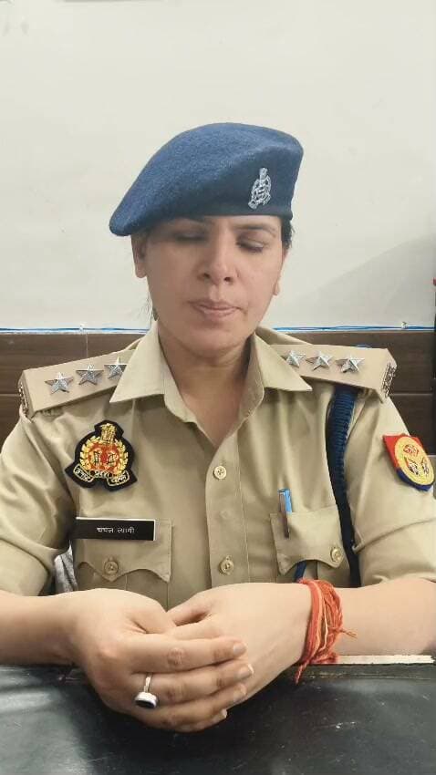एक्सप्रेसवे पर दिल दहला देने वाला हादसा: इटावा के DFO विकास नायक अब हमारे बीच नहीं, फिरोजाबाद में हुआ दर्दनाक हादसा
फिरोजाबाद - आगरा-लखनऊ एक्सप्रेसवे फिर खूनी साबित हुआ। नगला खंगर के 69 KM पर ऐसा मंजर कि देखने वालों की रूह कांप गई।
इटावा के जंगलों के रखवाले, राजस्थान नागौर के लाल, जिला वन अधिकारी विकास नायक की गाड़ी को तेज रफ्तार स्कॉर्पियो ने डिवाइडर तोड़कर सीधी टक्कर मार दी। टक्कर इतनी जबरदस्त थी कि गाड़ी के परखच्चे उड़ गए।
इस भीषण हादसे में DFO विकास नायक और उनके चालक देवांश ने सैफई PGI में अंतिम सांस ली। 4 अन्य लोग जिंदगी और मौ*त से जूझ रहे हैं।
सूचना मिलते ही इटावा DM सभ्रांत शुक्ला खुद भागते हुए मौके पर पहुंचे, फिर सैफई PGI जाकर घायलों का हाल लिया। DSP चंचल त्यागी ने घटना की पूरी जानकारी दी।
एक होनहार अफसर का इस तरह जाना... पूरे इटावा और फिरोजाबाद के लिए बहुत बड़ी क्षति है। वन विभाग में मातम पसरा है।
आप सभी से निवेदन - DFO साहब को कमेंट में एक श्रद्धांजलि जरूर दें। ॐ शांति 🙏
क्या एक्सप्रेसवे पर रफ्तार पर लगाम लगनी चाहिए? अपनी राय कमेंट में लिखें।
👉 ऐसी हर बड़ी और सच्ची खबर सबसे पहले देखने के लिए DDM NEWS FIROZABAD को अभी Follow करें और इस खबर को ज्यादा से ज्यादा Share करें ताकि सभी तक सच्चाई पहुंचे।
#FirozabadBreaking #EtawahDFO #VikasNayak #AgraLucknowExpressway #DDMNEWS #NagleKhangar #ViralNews
---