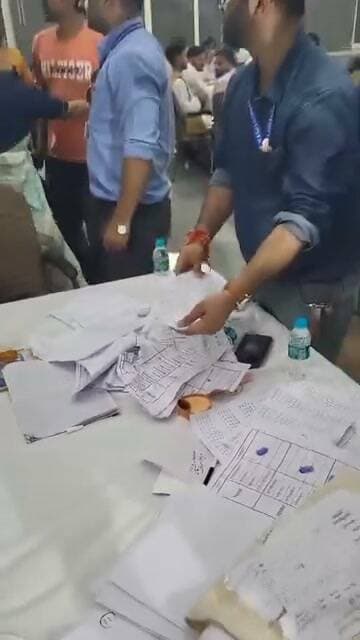 हल्द्वानी में कुमाऊं के सबसे बड़े महाविद्यालय एमबीपीजी कॉलेज में छात्रसंघ चुनाव की मतगणना के दौरान उस समय हंगामा खड़ा हो गया, जब विद्यार्थी परिषद के अध्यक्ष पद के प्रत्याशी धीरज बिष्ट ने कथित तौर पर मतपत्र फाड़ दिए। घटना के बाद मतगणना स्थल पर कुछ देर के लिए माहौल तनावपूर्ण हो गया। बताया जा रहा है कि मतगणना के दौरान सामने आए नतीजों को लेकर धीरज बिष्ट की ओर से आपत्ति जताई गई। इसी दौरान उन्होंने मतपत्र फाड़ दिए, जिसके बाद मौके पर मौजूद लोगों के बीच अफरा-तफरी की स्थिति बन गई। घटना के बाद पुलिस और कॉलेज प्रशासन ने स्थिति को नियंत्रित किया। मतगणना प्रक्रिया को लेकर सामने आए विवाद के बीच कॉलेज परिसर में सुरक्षा व्यवस्था भी बढ़ाई गई।