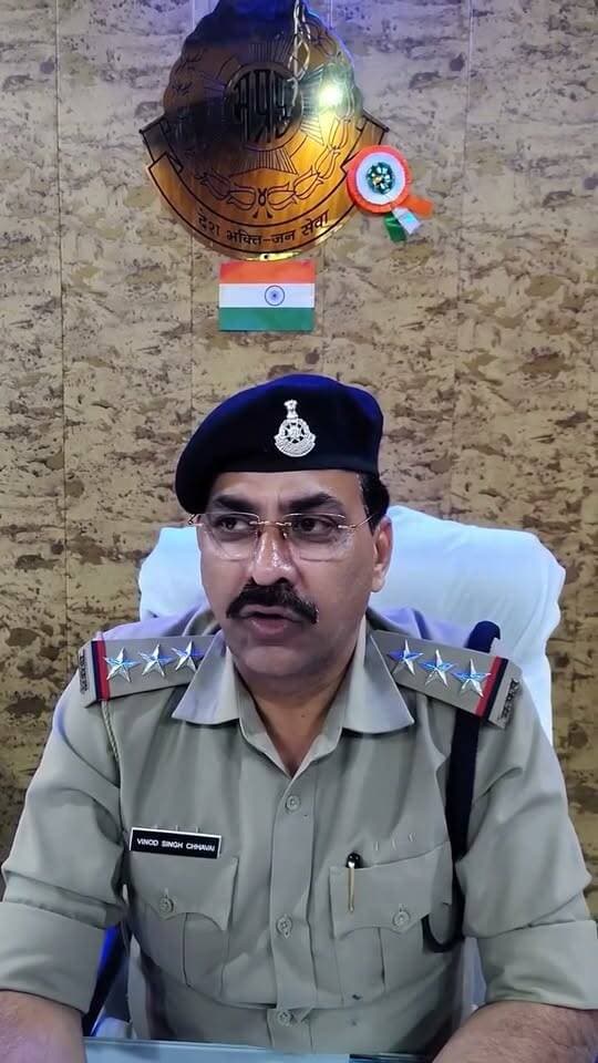 करैरा थाना क्षेत्र में थाने के पीछे स्थित पीपल वाले कुएं से बुधवार को मां और करीब सात वर्षीय बेटे का शव मिलने के मामले में करैरा टीआई विनोद सिंह छाबई ने मीडिया से चर्चा की।
P.NEWZ INDIA | पत्रकार राम मनोहर मिश्रा
30/09/2026
#करैरा #करैरा_न्यूज़ #शिवपुरी #मध्यप्रदेश #ब्रेकिंग_न्यूज़ #करैरा_पुलिस #मां_बेटे #शव_बरामद #पीपल_वाला_कुआं #पुलिस_जांच #CrimeNews #BreakingNews #PNEWZINDIA #पत्रकार_राम_मनोहर_मिश्रा