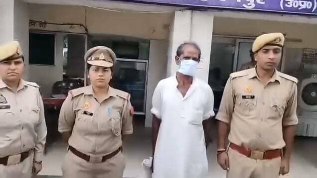 *नाबालिग से दुष्कर्म के मुकदमे में वांछित अभियुक्त गिरफ्तार, बेहट पुलिस की कार्रवाई*
सहारनपुर। थाना बेहट पुलिस ने नाबालिग से दुष्कर्म और पॉक्सो एक्ट के मुकदमे में वांछित चल रहे अभियुक्त को गिरफ्तार किया है। पुलिस के अनुसार, 19 सितंबर 2026 को पीड़िता की मां की तहरीर पर थाना बेहट में मुकदमा दर्ज किया गया था।
तहरीर के मुताबिक, 28 जुलाई 2026 को आरोपी मरगूब पुत्र बुन्दू नाबालिग को छत पर ले गया और उसके साथ दुष्कर्म किया। मामले की शिकायत आरोपी के परिजनों से करने पर वादिया के साथ कथित रूप से गाली-गलौज, मारपीट और जान से मारने की धमकी देने का भी आरोप लगाया गया था। मामले में मु0अ0सं0 385/26, संबंधित बीएनएस धाराओं तथा धारा 5(एम)/6 पॉक्सो एक्ट के तहत मुकदमा दर्ज किया गया।
वरिष्ठ पुलिस अधीक्षक, सहारनपुर के निर्देश पर वांछित अभियुक्त की गिरफ्तारी के लिए चलाए जा रहे अभियान के तहत पुलिस अधीक्षक ग्रामीण एवं क्षेत्राधिकारी बेहट के पर्यवेक्षण तथा प्रभारी निरीक्षक बेहट जितेन्द्र सिंह दीक्षित के नेतृत्व में पुलिस ने 28 सितंबर को मुखबिर की सूचना पर कार्रवाई की।
पुलिस ने मरगूब पुत्र बुन्दू, निवासी मौहल्ला महाजनान, थाना एवं कस्बा बेहट, सहारनपुर को ग्राम उसण्ड जाने वाले रास्ते से गिरफ्तार किया। पुलिस के अनुसार, अभियुक्त के विरुद्ध आवश्यक विधिक कार्रवाई करते हुए उसे न्यायालय के समक्ष पेश किया जा रहा है।
गिरफ्तारी करने वाली पुलिस टीम में उपनिरीक्षक अमित यादव, महिला उपनिरीक्षक कंचन, महिला हेड कांस्टेबल 222 मीनाक्षी एवं कांस्टेबल 2458 कमल कुमार शामिल रहे।
