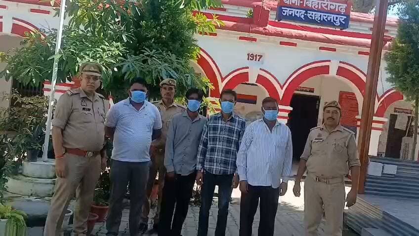दि सहारनपुर वॉइस/न्यूज़ 7
सच्चाई के साथ हरदम
👉🏾👉🏾 प्रतिबंधित आम के हरे पेड़ों की कटाई पर बिहारीगढ़ पुलिस का शिकंजा, चार गिरफ्तार
👉🏾👉🏾 पिकअप और ट्रैक्टर-ट्रॉली में भरी हरी आम की लकड़ी बरामद, वृक्ष संरक्षण अधिनियम में मुकदमा दर्ज
बिहारीगढ़/सहारनपुर। प्रतिबंधित आम के हरे पेड़ों की कटाई के खिलाफ बिहारीगढ़ पुलिस ने कार्रवाई करते हुए चार आरोपियों को गिरफ्तार किया है। पुलिस ने आरोपियों के कब्जे से आम की हरी लकड़ी से भरी एक पिकअप और बिना नंबर की ट्रैक्टर-ट्रॉली बरामद की है। कार्रवाई के बाद अवैध रूप से हरे पेड़ों का कटान करने वालों में हड़कंप मचा हुआ है।
पुलिस के मुताबिक, वरिष्ठ पुलिस अधीक्षक सहारनपुर के निर्देशन में अपराध की रोकथाम एवं वांछित आरोपियों की गिरफ्तारी के लिए अभियान चलाया जा रहा है। इसी क्रम में पुलिस अधीक्षक ग्रामीण एवं क्षेत्राधिकारी बेहट के पर्यवेक्षण तथा थानाध्यक्ष बिहारीगढ़ धर्मेन्द्र कुमार के नेतृत्व में पुलिस टीम गश्त एवं चेकिंग कर रही थी।
इसी दौरान मुखबिर की सूचना पर पुलिस टीम ने रेस्ट एरिया मनोहरपुर के पास कार्रवाई करते हुए प्रतिबंधित आम के पेड़ों की कटाई से संबंधित चार आरोपियों को पकड़ लिया।
गिरफ्तार आरोपियों की पहचान मुजम्मिल पुत्र आबिद निवासी ताल्हापुर, दीपक पुत्र नाथीराम, प्रियांशु पुत्र अनिल निवासी कालूवाला पहाड़ीपुर उर्फ जहानपुर तथा गुलशेर पुत्र रशीद निवासी ताल्हापुर के रूप में हुई है।
पुलिस ने मौके से प्रतिबंधित आम के पेड़ की हरी लकड़ी, पिकअप संख्या HR45B-4164 तथा बिना नंबर की ट्रैक्टर-ट्रॉली बरामद की है। बरामदगी के आधार पर थाना बिहारीगढ़ में मु0अ0सं0 164/26, धारा 4/10 उत्तर प्रदेश वृक्ष संरक्षण अधिनियम, 1976 के तहत मुकदमा दर्ज किया गया है।
पुलिस के अनुसार, गिरफ्तार आरोपियों के विरुद्ध आवश्यक विधिक कार्रवाई की जा रही है। कार्रवाई करने वाली टीम में थानाध्यक्ष धर्मेन्द्र कुमार, उपनिरीक्षक संजीव यादव, उपनिरीक्षक विजय सिंह समेत पुलिस टीम के अन्य जवान शामिल रहे।
कटान में शामिल अन्य लोगों की भी जांच की संभावना
बिहारीगढ़ क्षेत्र में प्रतिबंधित हरे पेड़ों की कटाई को लेकर लगातार शिकायतें सामने आती रही हैं। ऐसे में पुलिस की इस कार्रवाई के बाद यह भी जांच का विषय है कि बरामद की गई हरी लकड़ी कहां ले जाई जा रही थी और कटान के इस मामले में अन्य कौन-कौन लोग जुड़े हैं। पुलिस की जांच आगे बढ़ने पर इस संबंध में स्थिति स्पष्ट हो सकती है।
#Saharanpur #Biharigarh #SaharanpurPolice #GreenTreeCutting #MangoTree #TreeProtectionAct #PoliceAction #News7 #दि_सहारनपुर_वॉइस