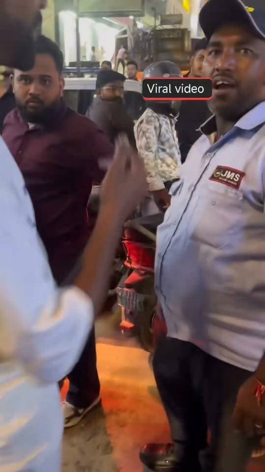 हनुमानगढ़ जंक्शन: नवरत्न अस्पताल में बच्चे के इलाज पर देर रात फूटा परिजनों का गुस्सा, 'अस्पताल फूंकने' की धमकी के बाद मौके पर पहुंची पुलिस, जांच शुरू
#लालबहादुर_भाखर #Pilibanga #hanumangarh
हनुमानगढ़ स्थानीय नवरत्न अस्पताल के बाहर देर रात एक बच्चे के इलाज को लेकर परिजनों ने जमकर हंगामा खड़ा कर दिया। बच्चा पिछले चार दिनों से अस्पताल में उपचाराधीन था। परिजनों का आरोप है कि अचानक चिकित्सक ने उन्हें बच्चे को किसी अन्य अस्पताल ले जाने की बात कह दी, जिससे परिजन आक्रोशित हो उठे।
परिजनों ने अस्पताल प्रबंधन की कार्यप्रणाली पर कड़े सवाल उठाते हुए कहा कि यदि बच्चे की स्थिति ऐसी थी कि उसे रेफर करने की आवश्यकता थी, तो यह जानकारी चार दिनों तक क्यों छिपाई गई और पहले क्यों नहीं दी गई। इसी बात को लेकर अस्पताल परिसर के बाहर माहौल गरमा गया। हंगामे के दौरान अस्पताल को आग लगाने तक की धमकी दिए जाने की बात सामने आई, जिससे मौके पर अफरा-तफरी मच गई।
घटना की सूचना मिलते ही जंक्शन थाना पुलिस तत्काल मौके पर पहुंची और आक्रोशित परिजनों को समझा-बुझाकर स्थिति को नियंत्रण में लिया। पुलिस ने पूरे मामले की जांच शुरू कर दी है। हालांकि, बच्चे की बीमारी की वास्तविक स्थिति और चिकित्सकीय लापरवाही से जुड़े आरोपों की आधिकारिक व स्वतंत्र पुष्टि होना अभी बाकी है।