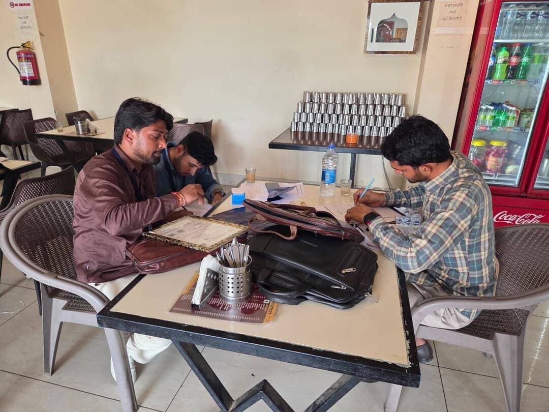 अस्पतालों के आसपास खाद्य सुरक्षा विभाग का छापा: मानक से अधिक टीपीसी वाला तेल व खराब खाद्य सामग्री करवाई नष्ट, लिए नमूने
#लालबहादुर_भाखर #hanumangarh
हनुमानगढ़। मरीजों और तीमारदारों की सेहत से खिलवाड़ रोकने के लिए चिकित्सा एवं खाद्य सुरक्षा विभाग ने अस्पतालों के आसपास संचालित भोजनालयों और कैंटीनों पर शिकंजा कस दिया है। राज्यव्यापी विशेष अभियान के तहत मंगलवार को खाद्य सुरक्षा दल ने सघन निरीक्षण कर अमानक तेल व बासी खाद्य सामग्री मौके पर ही नष्ट करवाई, साथ ही कई प्रतिष्ठानों से नमूने लेकर जांच के लिए बीकानेर प्रयोगशाला भेजे।
मुख्य चिकित्सा एवं स्वास्थ्य अधिकारी (CMHO) डॉ. नवनीत शर्मा ने बताया कि 24 से 30 सितम्बर तक सरकारी व निजी अस्पतालों के आसपास खाद्य गुणवत्ता और स्वच्छता जांचने का अभियान चलाया जा रहा है। इसी क्रम में मंगलवार को जुनेजा होटल से पनीर व हल्दी, न्यू गुरुनानक स्वीट्स से बेसन की बर्फी, गुरुनानक स्वीट्स से मावा व पनीर तथा रामचन्द्र टी स्टॉल से चीनी व समोसे के नमूने लिए गए।
निरीक्षण के दौरान न्यू गुरुनानक स्वीट्स पर मटर तलने के लिए प्रयुक्त तेल की जांच में टीपीसी (टोटल पोलर कंपाउंड) वैल्यू 34 पाई गई, जो निर्धारित मानक 25 से कहीं अधिक थी। अत्यधिक इस्तेमाल से जहरीले हो चुके इस करीब 20 लीटर तेल और इसी में तले गए 16 समोसों को टीम ने तत्काल नष्ट करवाया। इसके अलावा गुरुनानक स्वीट्स पर पाई गई 10 किलो सड़ी-गली सामग्री को नष्ट करवाकर संचालक को इम्प्रूवमेंट (सुधार) नोटिस थमाया गया।
कार्रवाई में खाद्य सुरक्षा अधिकारी दीपक कुमार, संजय कुमार और अनुपम चोयल शामिल रहे। डॉ. शर्मा ने स्पष्ट किया कि प्रयोगशाला से रिपोर्ट प्राप्त होते ही संबंधित कारोबारियों पर विधिक कार्रवाई अमल में लाई जाएगी। उन्होंने प्रतिष्ठान संचालकों को सख्त हिदायत दी कि गुणवत्ता, स्वच्छता और सुरक्षित भंडारण के मानकों में किसी भी तरह की लापरवाही बर्दाश्त नहीं की जाएगी।