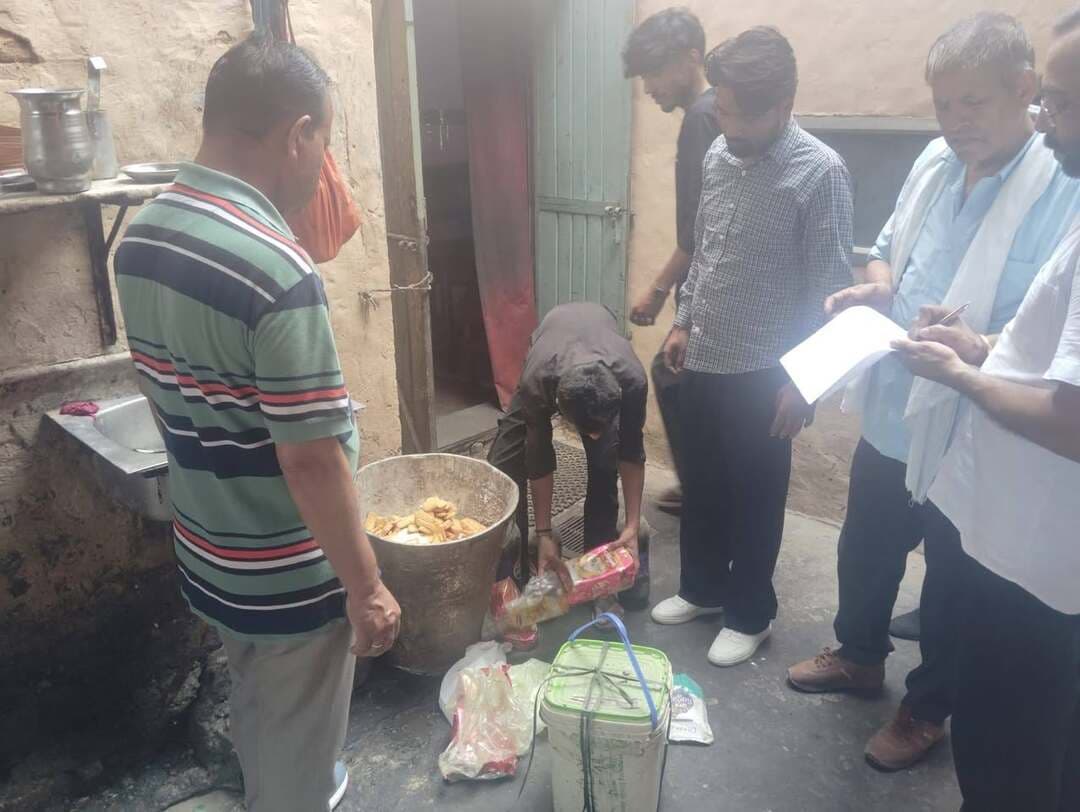 सेहत से खिलवाड़! नोहर में भवानी मिष्ठान भण्डार का मावा और न्यू श्री चंदगीराम का घी जांच में निकला अनसेफ, लाइसेंस निलंबन की कार्रवाई शुरू
#लालबहादुर_भाखर #hanumangarh
हनुमानगढ़। जिले में मिलावटखोरों के खिलाफ चलाए जा रहे 'शुद्ध आहार, मिलावट पर वार' अभियान के तहत खाद्य सुरक्षा विभाग की बड़ी कार्रवाई सामने आई है। नोहर के दो नामचीन प्रतिष्ठानों से लिए गए मावा और घी के नमूने प्रयोगशाला जांच में पूरी तरह 'अनसेफ' (असुरक्षित व अमानक) पाए गए हैं। रिपोर्ट सार्वजनिक होते ही विभाग ने दोनों प्रतिष्ठानों के लाइसेंस व रजिस्ट्रेशन निलंबित करने की प्रक्रिया शुरू कर दी है, जिससे व्यापारियों में हड़कंप मच गया है।
मुख्य चिकित्सा एवं स्वास्थ्य अधिकारी (CMHO) डॉ. नवनीत शर्मा के अनुसार, खाद्य सुरक्षा दल ने 25 अगस्त को नोहर क्षेत्र में औचक निरीक्षण कर नमूने संकलित किए थे। जांच रिपोर्ट में साहवा रोड स्थित मैसर्स भवानी मिष्ठान भण्डार का मावा तथा रानी बाजार स्थित मैसर्स न्यू श्री चंदगीराम मिष्ठान भण्डार से लिया गया 'मनुवन ब्राण्ड' का घी उपभोग के लिए असुरक्षित पाया गया।
मामले की गंभीरता को देखते हुए आयुक्तालय स्तर से मनुवन घी के संबंधित बैच की बिक्री पर तत्काल प्रभाव से रोक लगा दी गई है। वहीं विभाग दोनों प्रतिष्ठान संचालकों के खिलाफ मुख्य न्यायिक मजिस्ट्रेट (CJM), नोहर की अदालत में चालान पेश कर सख्त विधिक कार्रवाई की तैयारी कर रहा है। विभाग ने सख्त लहजे में चेतावनी दी है कि मिलावटी और घटिया खाद्य सामग्री बेचकर आमजन के स्वास्थ्य से खिलवाड़ करने वालों को किसी भी सूरत में बख्शा नहीं जाएगा।