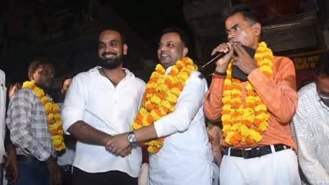 🌹 सेवा, समर्पण और नेक कार्यों से लोगों के दिलों में बना रहे हैं अपनी खास पहचान! 🌹
जनपद कौशांबी के राष्ट्रीय जन उद्योग व्यापार संगठन के वरिष्ठ जिला उपाध्यक्ष डॉ. आशीष श्रीवास्तव एक ऐसा नाम हैं, जो भक्ति, आस्था और समाजसेवा के क्षेत्र में सदैव अग्रणी भूमिका निभाते नजर आते हैं।
चाहे धार्मिक आयोजन हो, आस्था से जुड़ा कोई कार्य हो या जरूरतमंद लोगों की सेवा का अवसर, डॉ. आशीष श्रीवास्तव हमेशा अपना बहुमूल्य समय निकालकर लोगों के बीच खड़े दिखाई देते हैं।
उनकी यही सेवाभावना, सरल स्वभाव और नेक कार्य आज उन्हें कम समय में लोगों के दिलों में एक खास पहचान दिला रहे हैं।
किसी व्यक्ति की असली पहचान उसके पद से नहीं, बल्कि उसके कर्मों और समाज के प्रति समर्पण से होती है।
डॉ. आशीष श्रीवास्तव का सेवाभाव निश्चित रूप से समाज के लिए प्रेरणादायक है। ऐसे व्यक्तित्वों के अच्छे कार्यों को पहचानना और समाज तक पहुंचाना भी हम सभी की जिम्मेदारी है।
🙏 ईश्वर से कामना है कि आप�