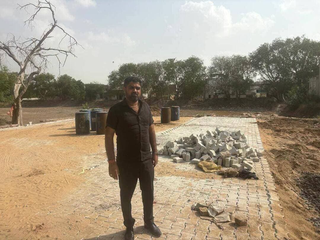 वार्ड 16 में निर्माणाधीन कॉम्प्लेक्स का पार्षद सोनू कार्या ने किया निरीक्षण
नोहर। वार्ड नंबर 16 में निर्माणाधीन कॉम्प्लेक्स के विकास कार्य का नवनिर्वाचित पार्षद सुनील कार्या उर्फ सोनू ने मौके पर पहुंचकर निरीक्षण किया। इस दौरान उन्होंने निर्माण कार्य की प्रगति का जायजा लिया और संबंधित ठेकेदार से निर्माण की स्थिति एवं कार्य की समय-सीमा को लेकर जानकारी ली।
पार्षद सोनू कार्या ने निर्माण कार्य में तेजी लाने के साथ-साथ गुणवत्ता का विशेष ध्यान रखते हुए निर्धारित समय में कार्य पूरा करने के निर्देश दिए। उन्होंने कहा कि निर्माण कार्य में किसी प्रकार की लापरवाही नहीं होनी चाहिए और वार्डवासियों को बेहतर सुविधाएं उपलब्ध करवाना प्राथमिकता है।
उन्होंने कहा कि वार्ड 16 के विकास और आमजन की सुविधाओं को लेकर लगातार प्रयास किए जाएंगे। वार्डवासियों की मांग और आवश्यकता के अनुसार विकास कार्यों को आगे बढ़ाया जाएगा। निरीक्षण के दौरान निर्माण कार्य से जुड़े लोग भी मौजूद रहे।
#Nohar #नोहर #Ward16 #वार्ड16 #सुनीलकार्या #सोनूकार्या #पार्षद #विकासकार्य #नगरपालिका #निर्माणकार्य #विकास #वार्डविकास #NoharTez #नोहरतेज