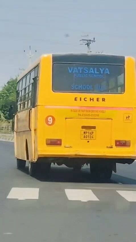 100 किमी की रफ्तार से दौड़ती स्कूल बस का वीडियो सामने आया, बच्चों की सुरक्षा पर उठे सवाल
मंदसौर। मंदसौर बायपास पर एमआईटी की ओर से पिपलिया मंडी की तरफ जा रही एक निजी स्कूल बस का वीडियो सामने आया है। वीडियो में बस तेज रफ्तार से सड़क पर दौड़ती दिखाई दे रही है। वीडियो बनाने वाले वाहन चालक के अनुसार, बस की रफ्तार करीब 100 किलोमीटर प्रति घंटे के आसपास थी।
बताया जा रहा है कि यह वीडियो 29 सितंबर को दोपहर करीब 12 बजे पीछे चल रहे एक वाहन चालक ने बनाया। वीडियो सामने आने के बाद स्कूल बसों की गति और बच्चों की सुरक्षा को लेकर सवाल खड़े हो रहे हैं।
स्कूल बस में बच्चों के सफर के दौरान चालक की जिम्मेदारी और भी बढ़ जाती है। ऐसे में यदि बस निर्धारित गति सीमा से अधिक तेज दौड़ रही थी, तो यह गंभीर सुरक्षा का विषय है। हालांकि, वीडियो के आधार पर बस की वास्तविक गति की स्वतंत्र पुष्टि नहीं हुई है।
अब सवाल यह है कि क्या संबंधित परिवहन विभाग और यातायात पुलिस इस मामले में वीडियो की जांच कर स्कूल बस की गति, चालक के दस्तावेज और अन्य सुरक्षा मानकों की जांच करेंगे?